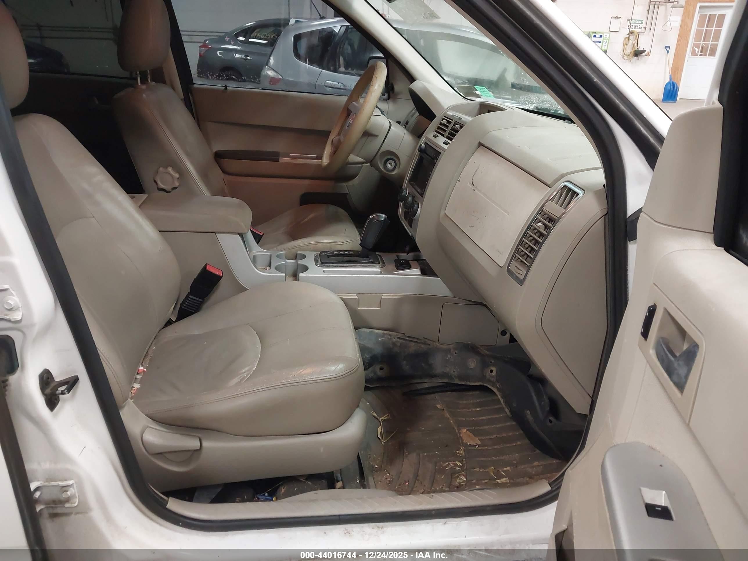 2008 Mercury Mariner Hybrid   White vin: 4M2CU39H98KJ20739