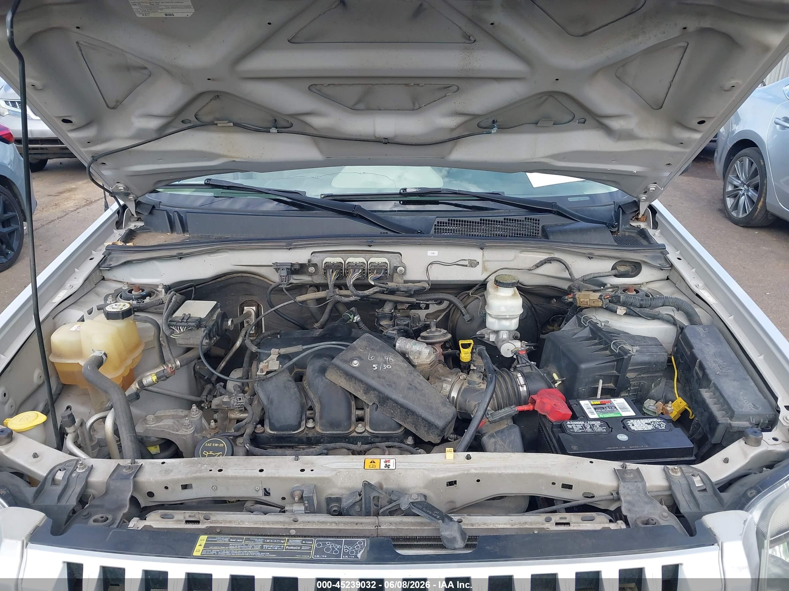 2008 Mercury Mariner V6 Silver vin: 4M2CU81198KJ32398