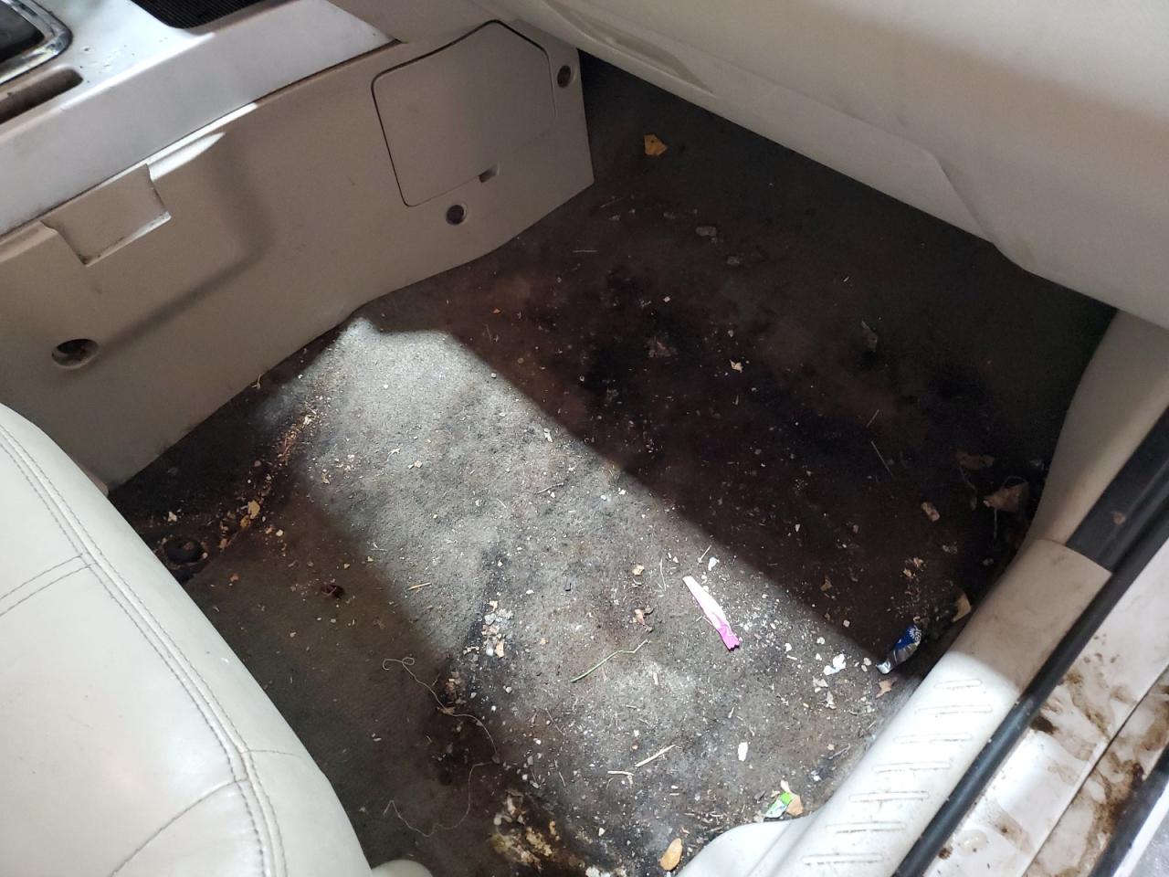2008 Mercury Mariner Premier Белый vin: 4M2CU97148KJ10581 Damage: Right Front Carpet, Stained, Permanent