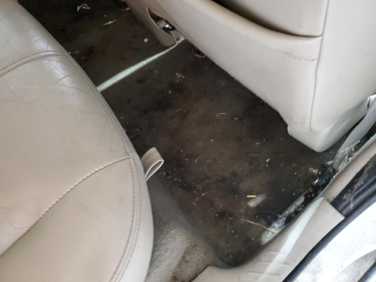2008 Mercury Mariner Premier Белый vin: 4M2CU97148KJ10581 Damage: Right Rear Carpet, Stained, Permanent