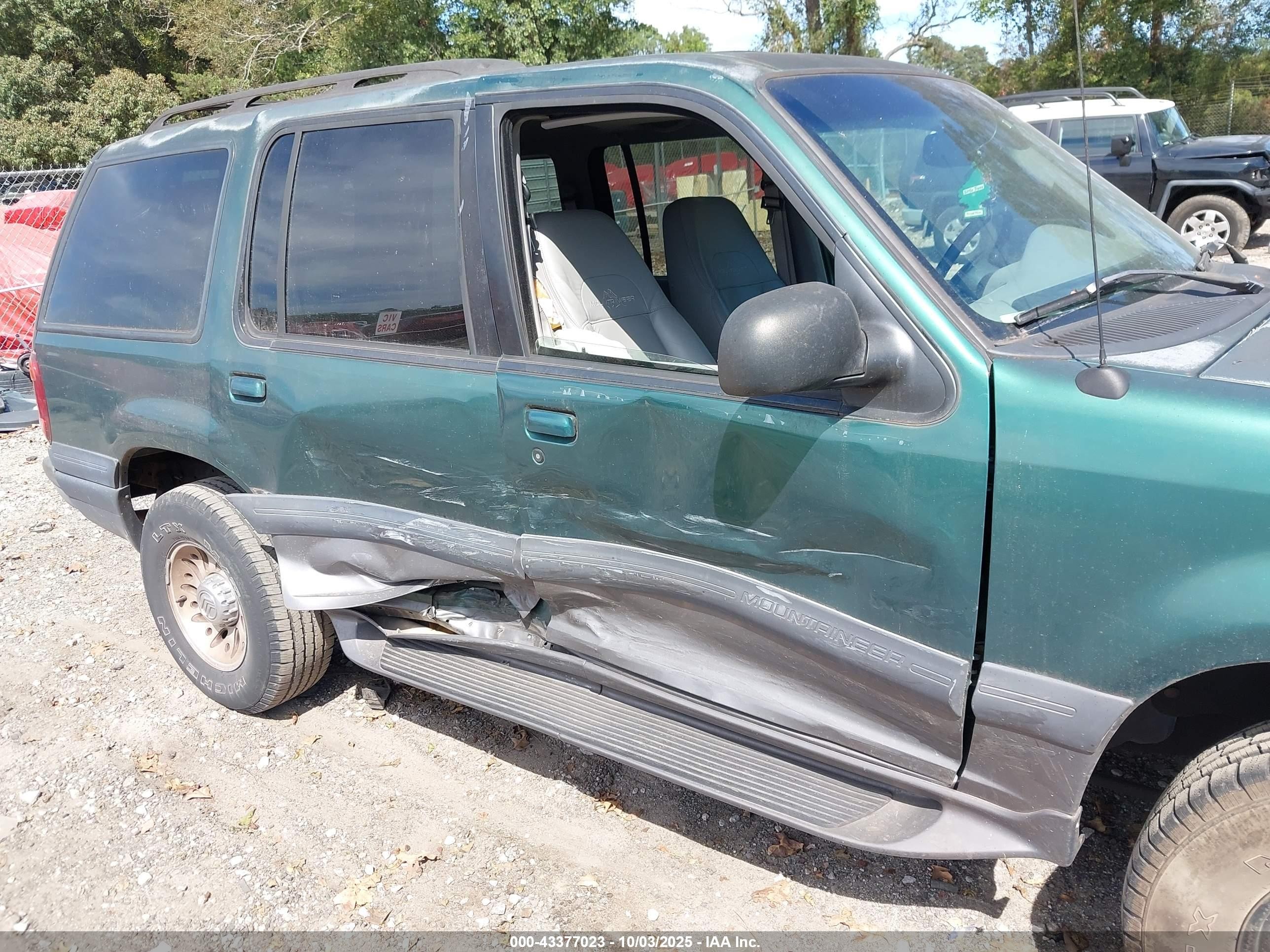 2001 Mercury Mountaineer   Green vin: 4M2DU66E51UJ01230