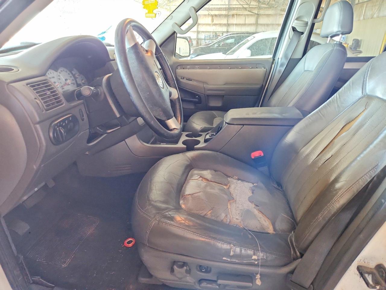 2002 Mercury Mountaineer White vin: 4M2DU86E22ZJ04022