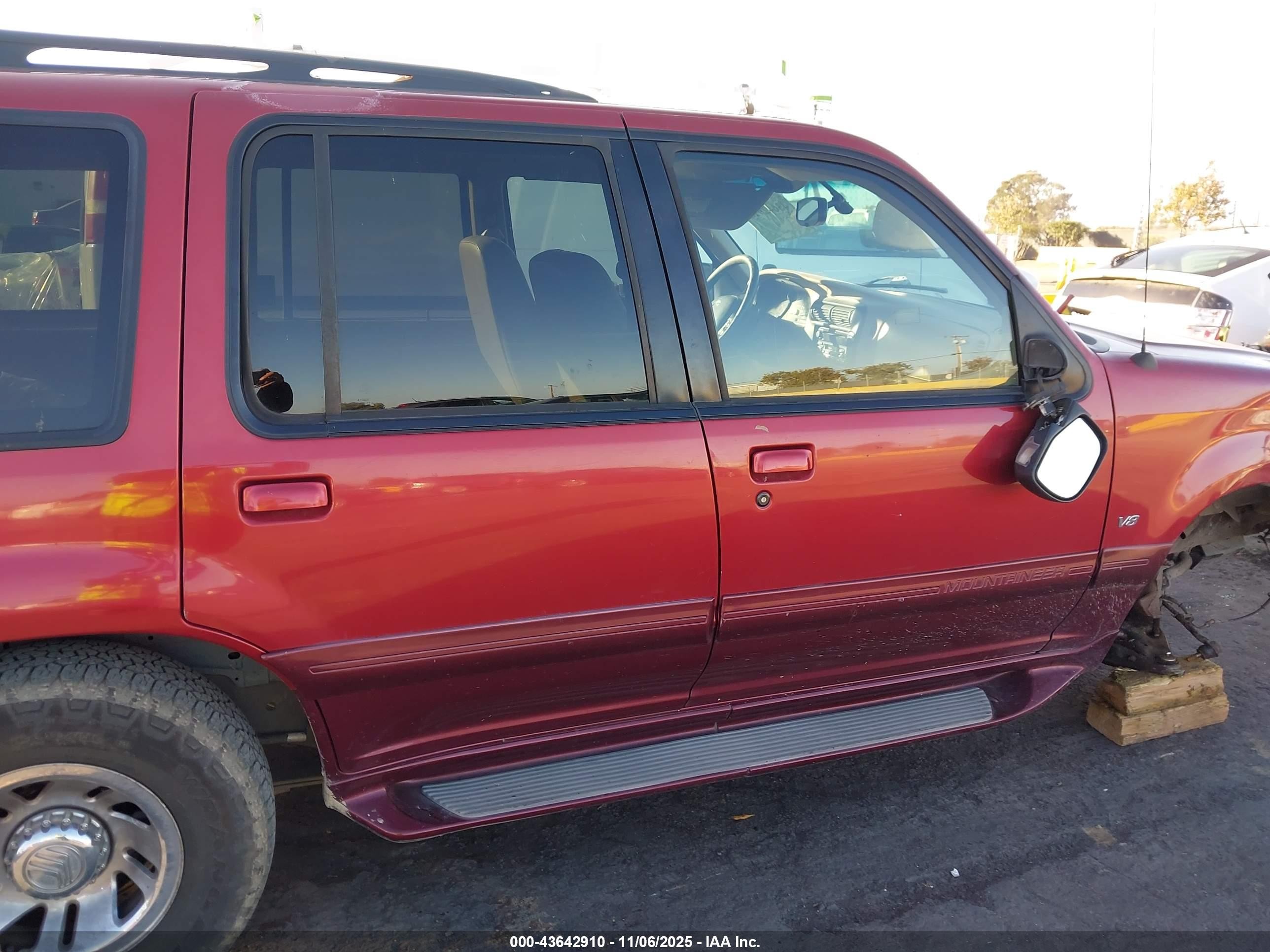 2001 Mercury Mountaineer   Red vin: 4M2DU86P01UJ00578