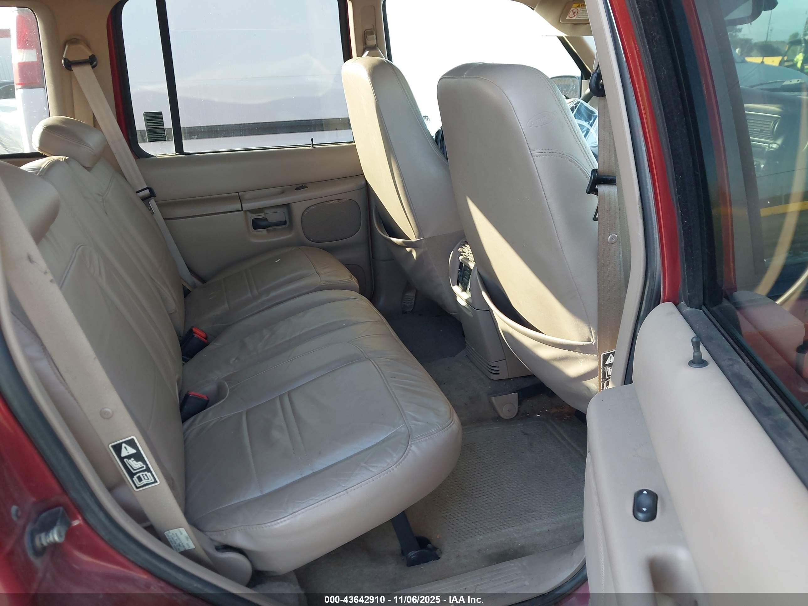 2001 Mercury Mountaineer   Red vin: 4M2DU86P01UJ00578