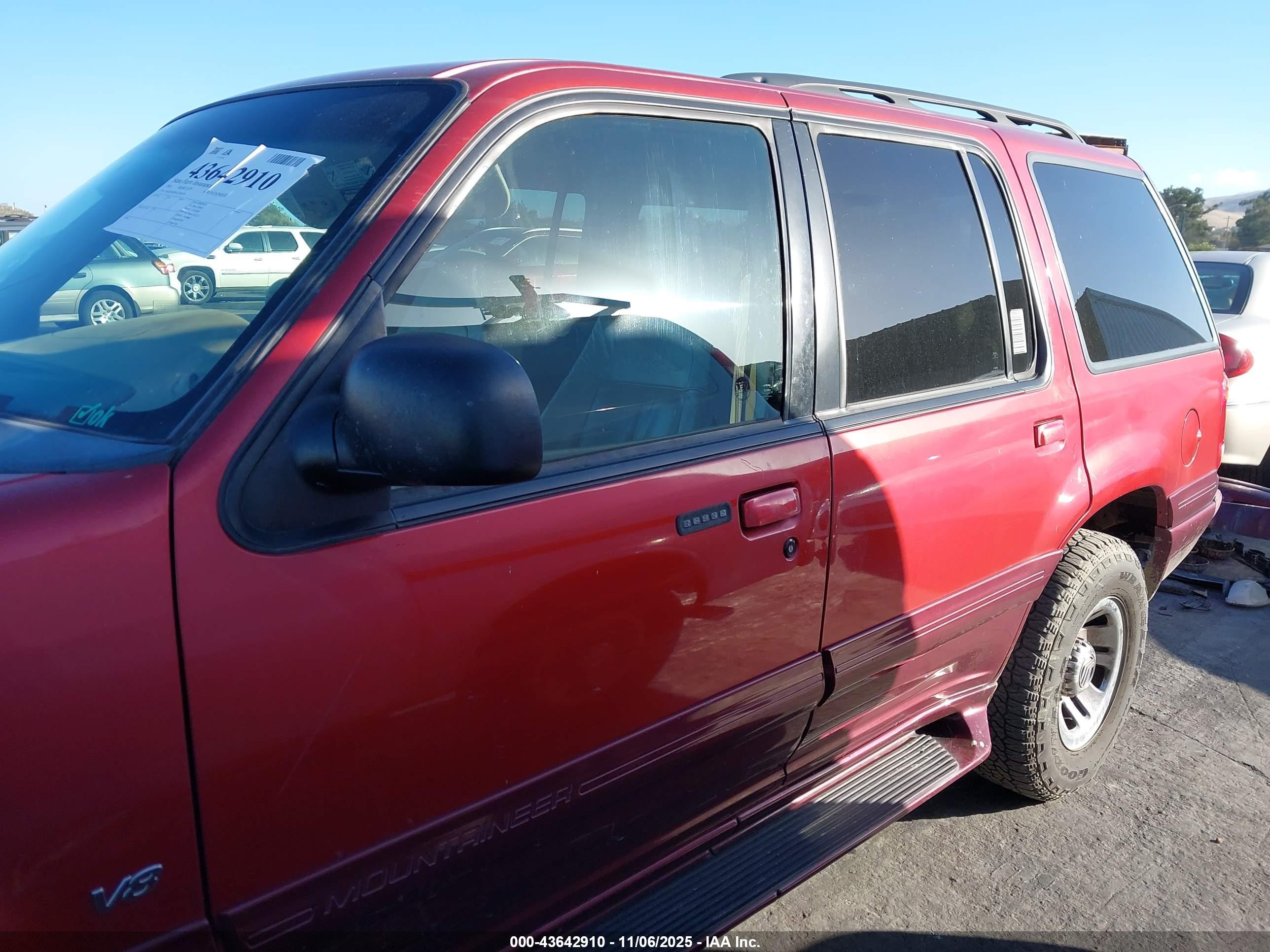 2001 Mercury Mountaineer   Red vin: 4M2DU86P01UJ00578