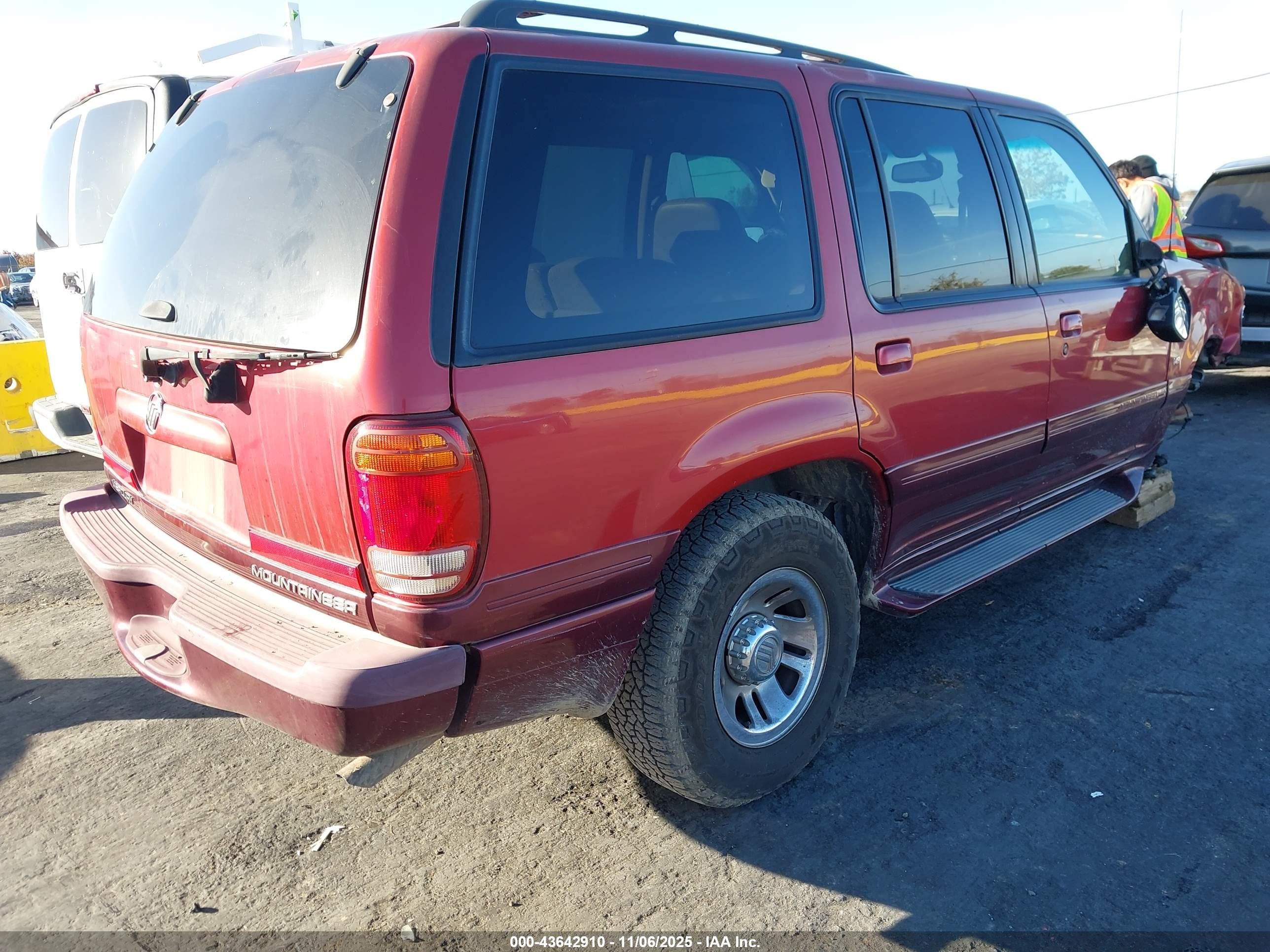 2001 Mercury Mountaineer   Red vin: 4M2DU86P01UJ00578