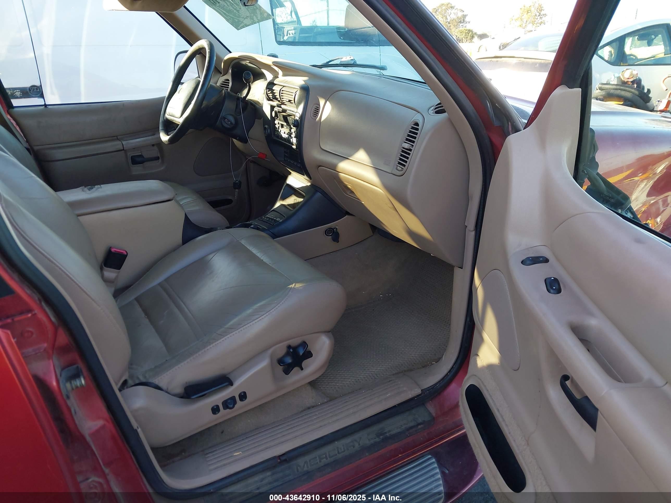 2001 Mercury Mountaineer   Red vin: 4M2DU86P01UJ00578