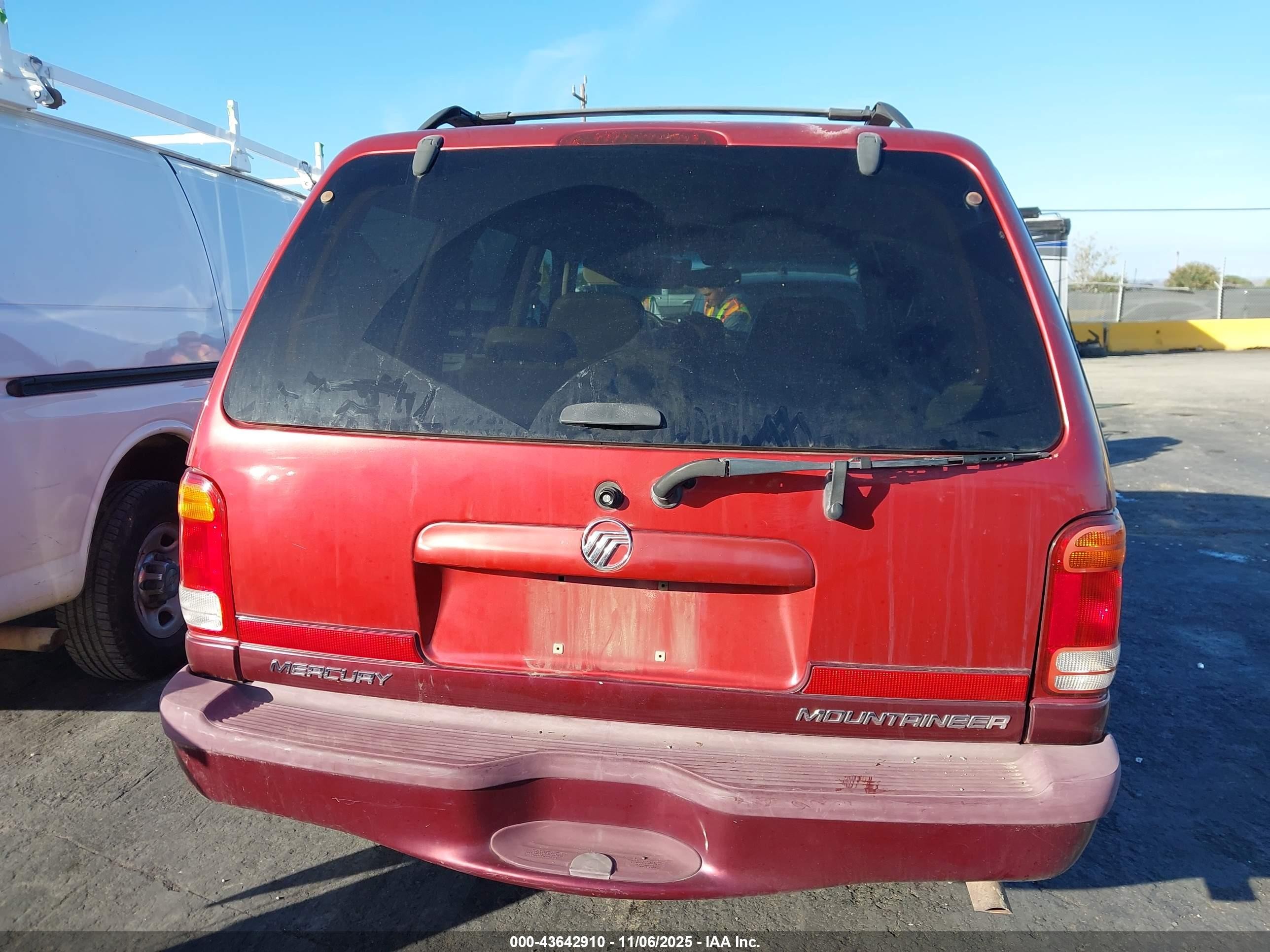 2001 Mercury Mountaineer   Red vin: 4M2DU86P01UJ00578