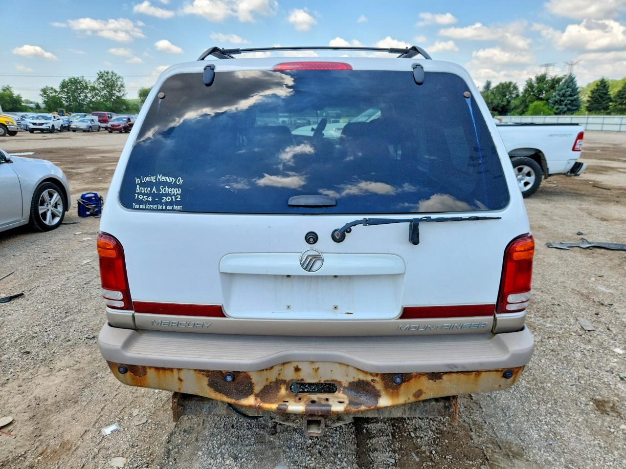 2000 Mercury Mountaineer White vin: 4M2DU86P5YUJ32355