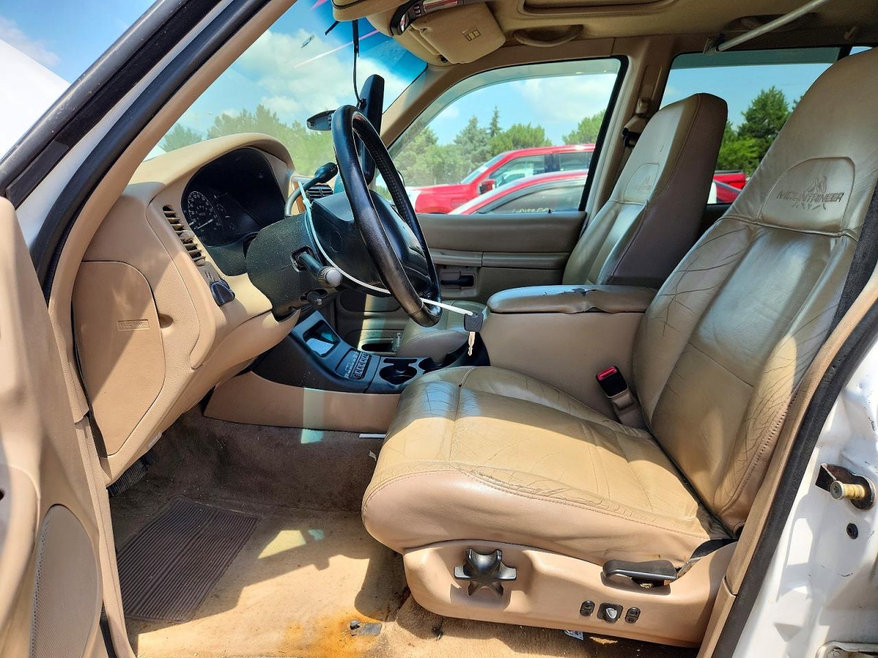 2000 Mercury Mountaineer White vin: 4M2DU86P5YUJ32355