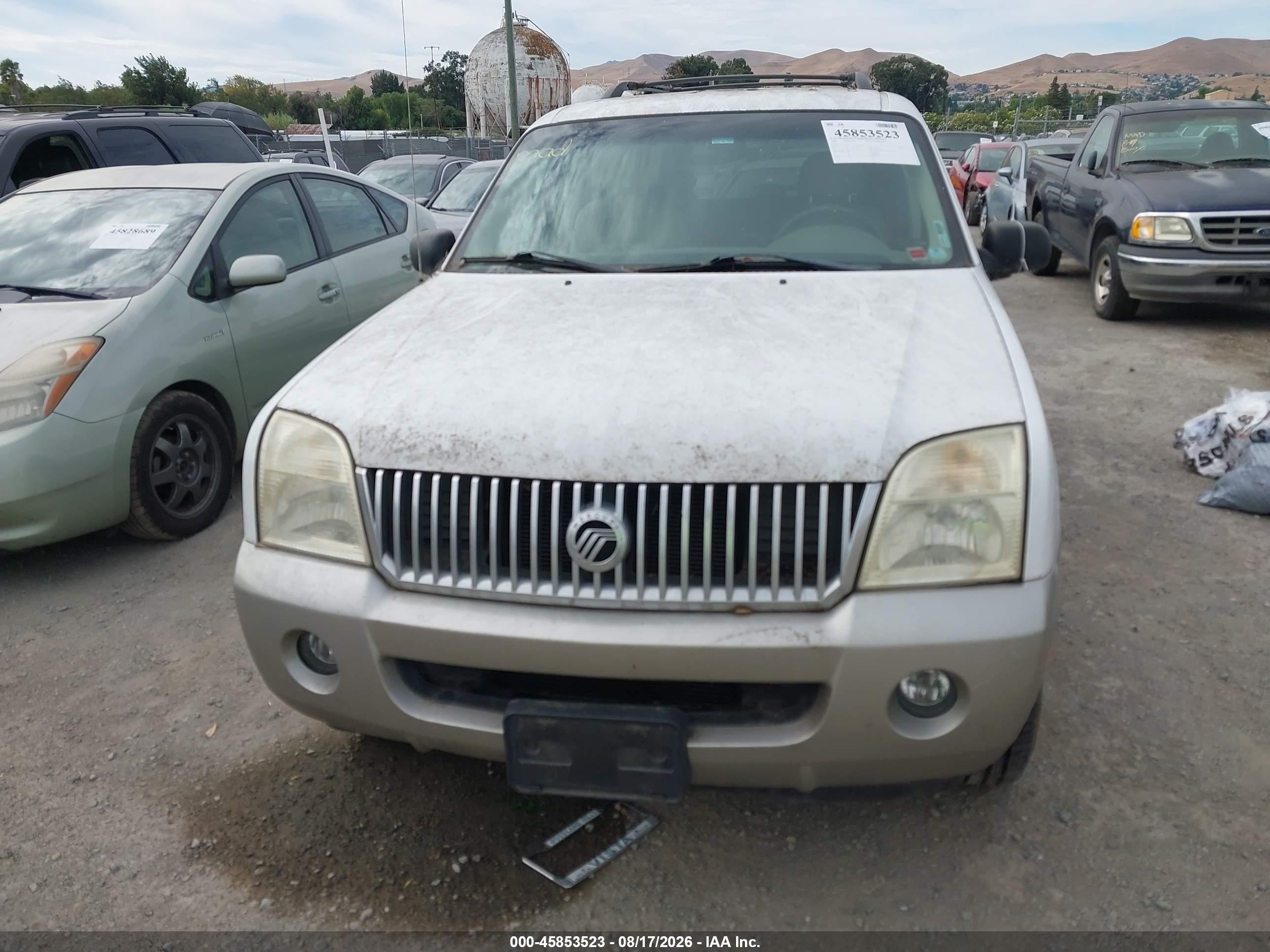 2002 Mercury Mountaineer   White vin: 4M2DU86W02UJ28759