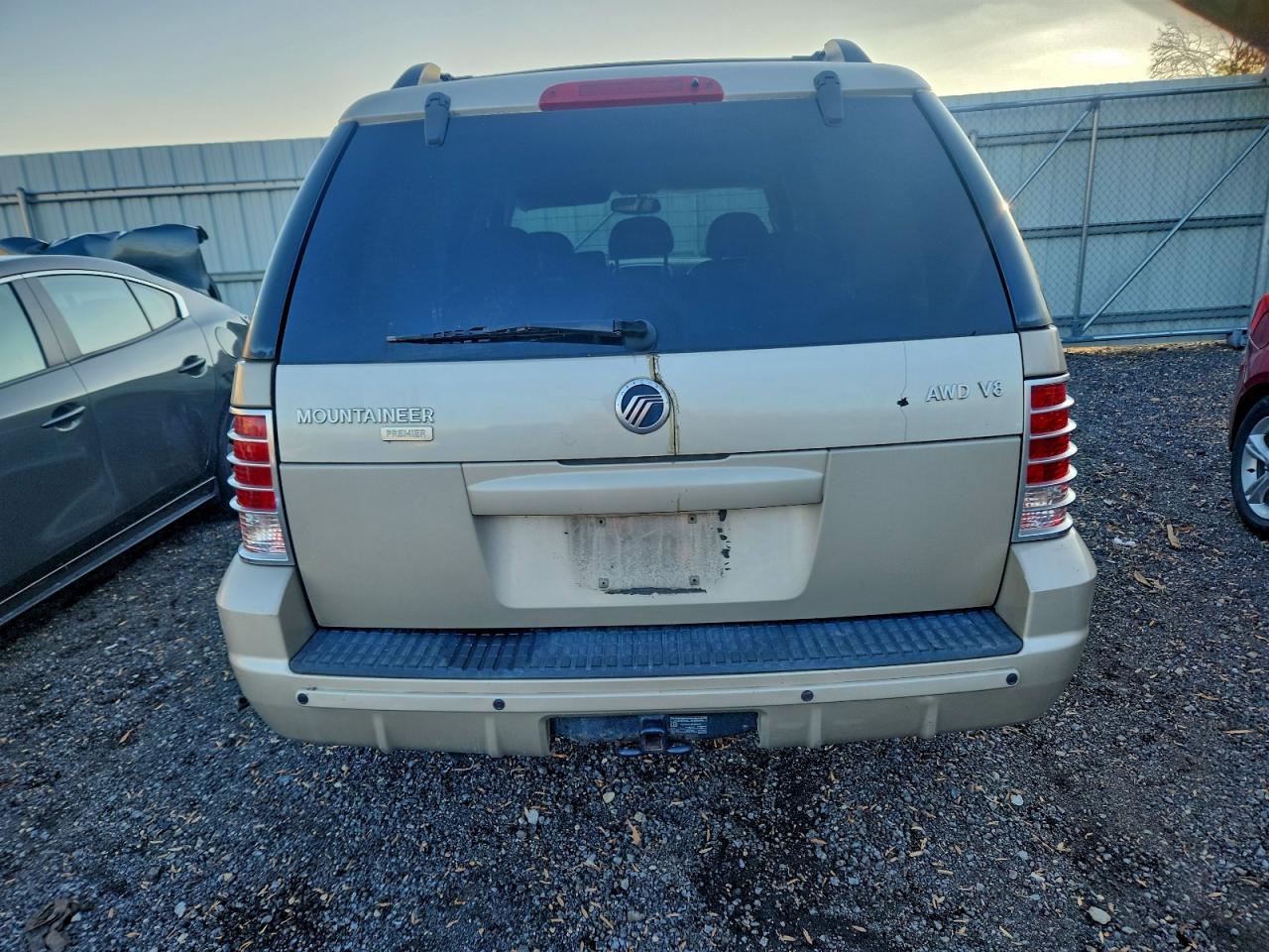 2005 Mercury Mountaineer Beige vin: 4M2DU86W65UJ02056
