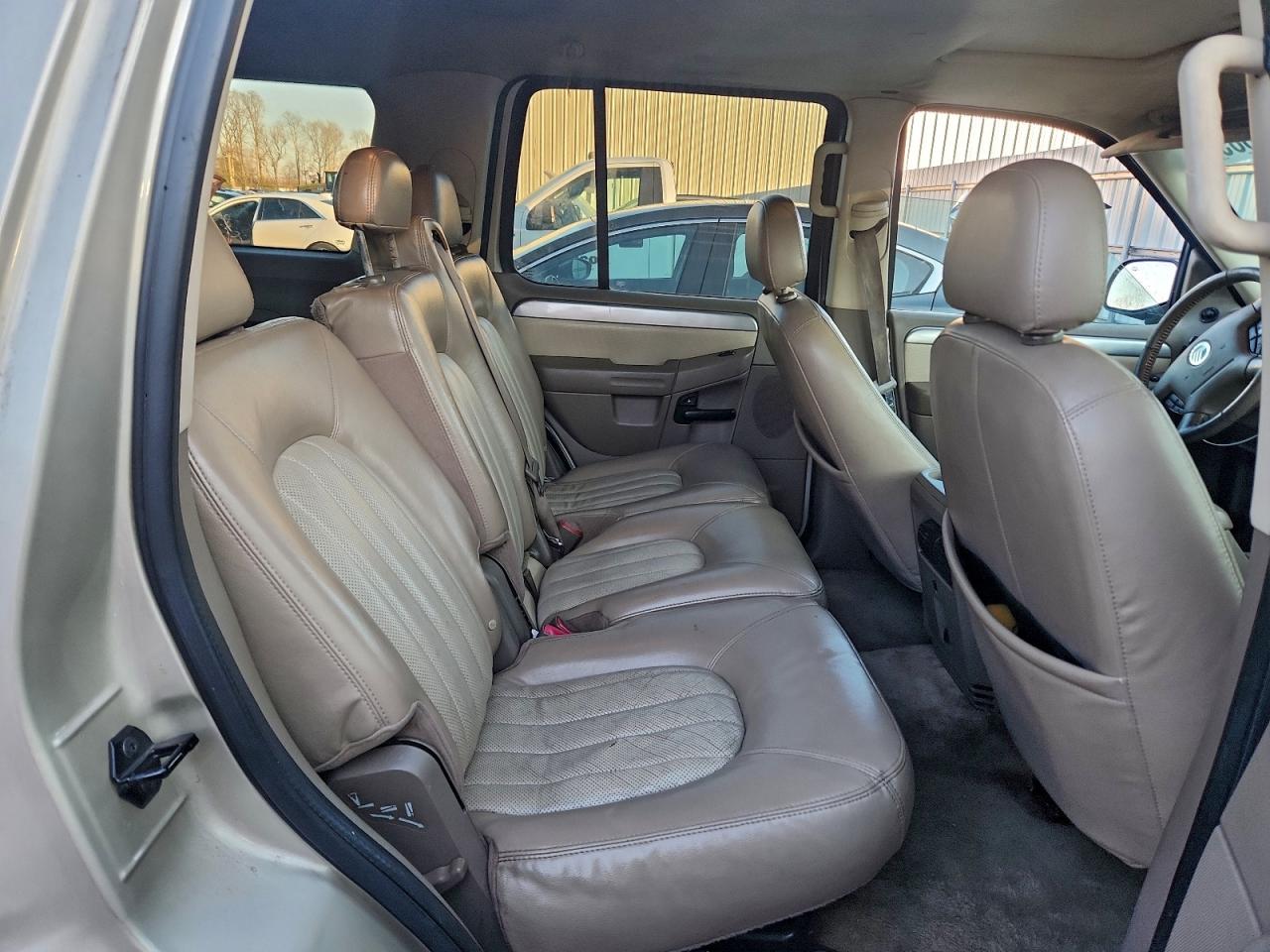 2005 Mercury Mountaineer Beige vin: 4M2DU86W65UJ02056
