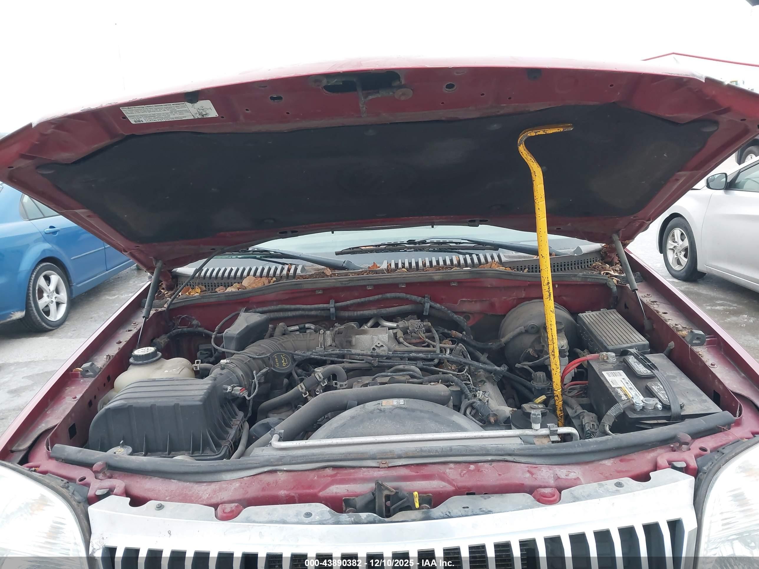2004 Mercury Mountaineer   Red vin: 4M2DU86WX4ZJ24692