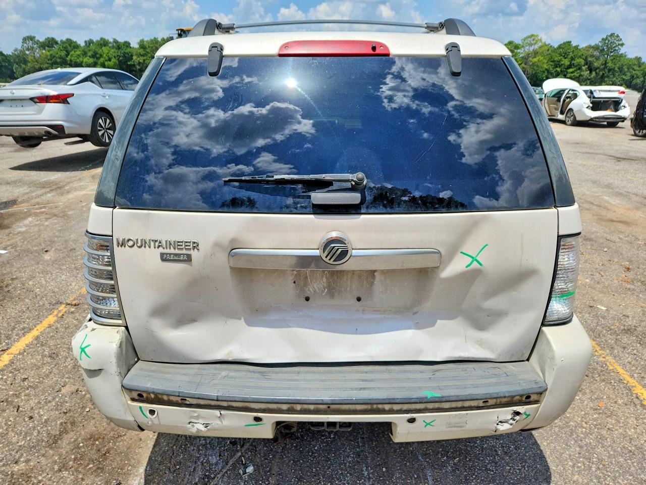 2010 Mercury Mountaineer Premier White vin: 4M2EN3JE2AUJ04433