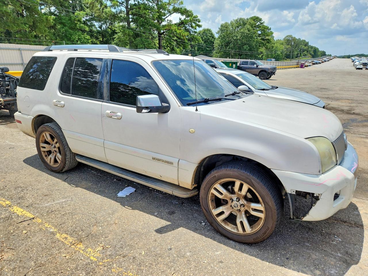 2010 Mercury Mountaineer Premier White vin: 4M2EN3JE2AUJ04433