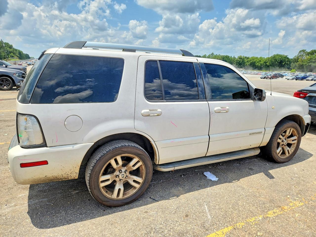 2010 Mercury Mountaineer Premier White vin: 4M2EN3JE2AUJ04433
