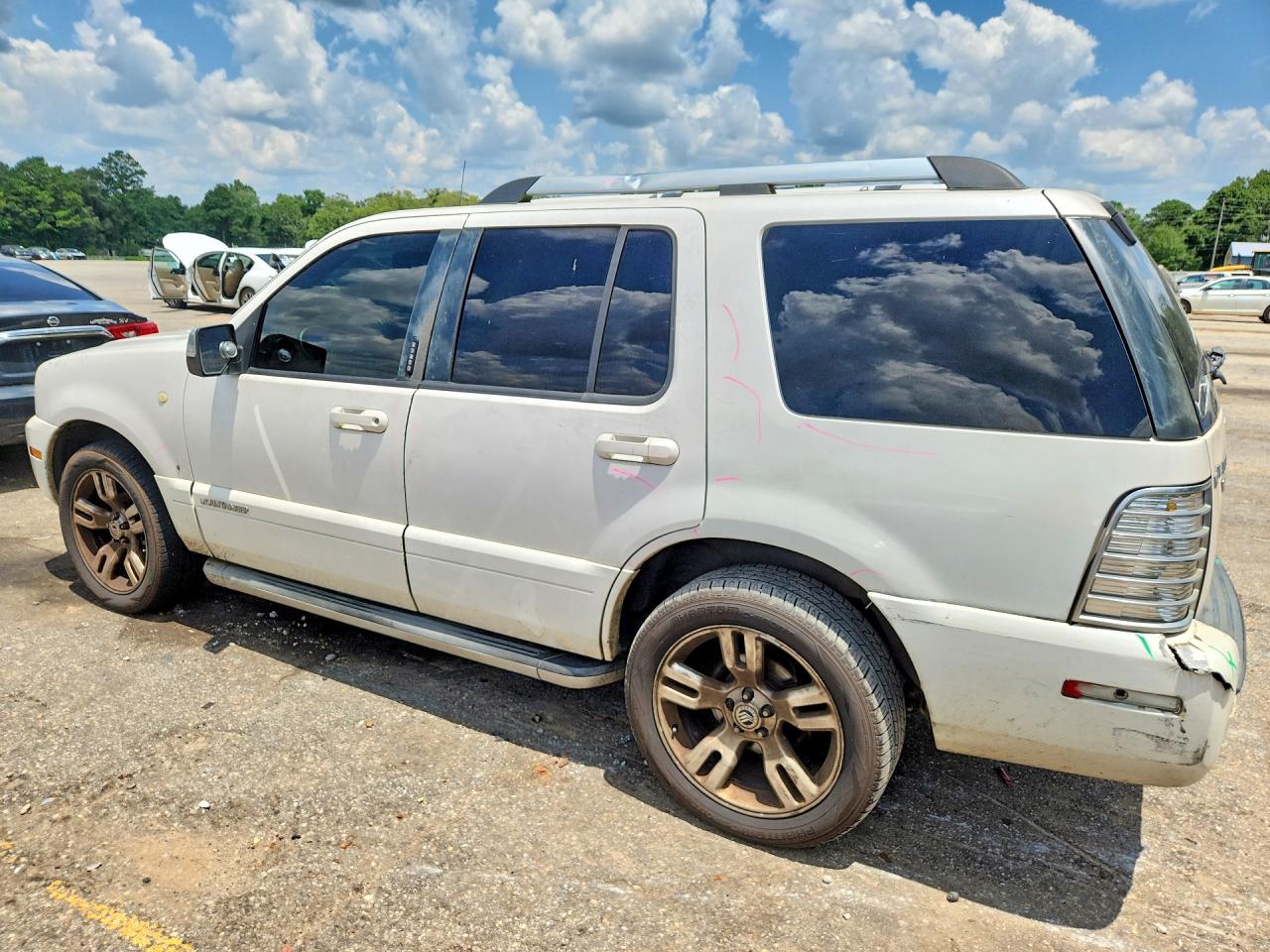 2010 Mercury Mountaineer Premier White vin: 4M2EN3JE2AUJ04433