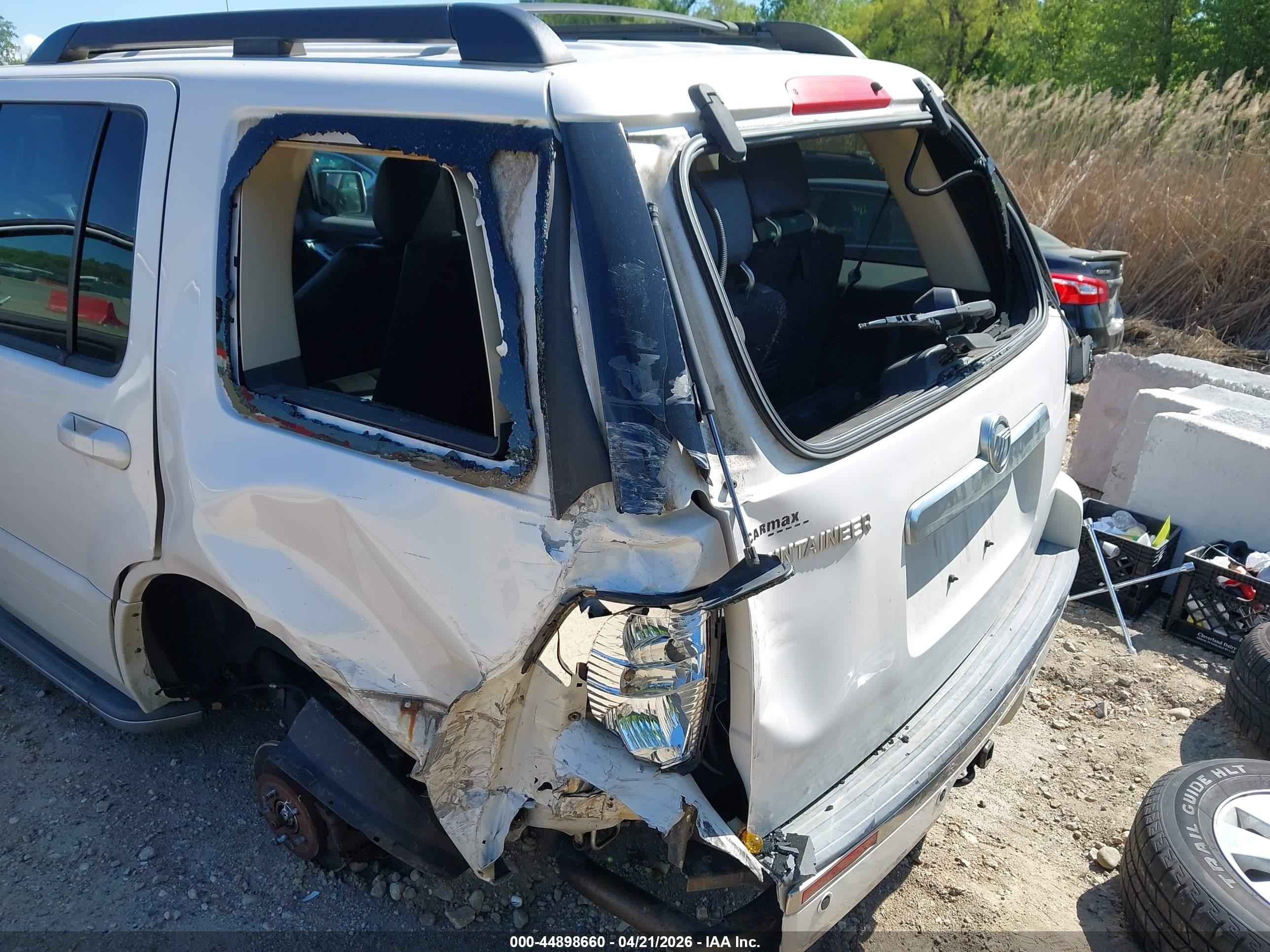2010 Mercury Mountaineer   White vin: 4M2EN4HE8AUJ07879