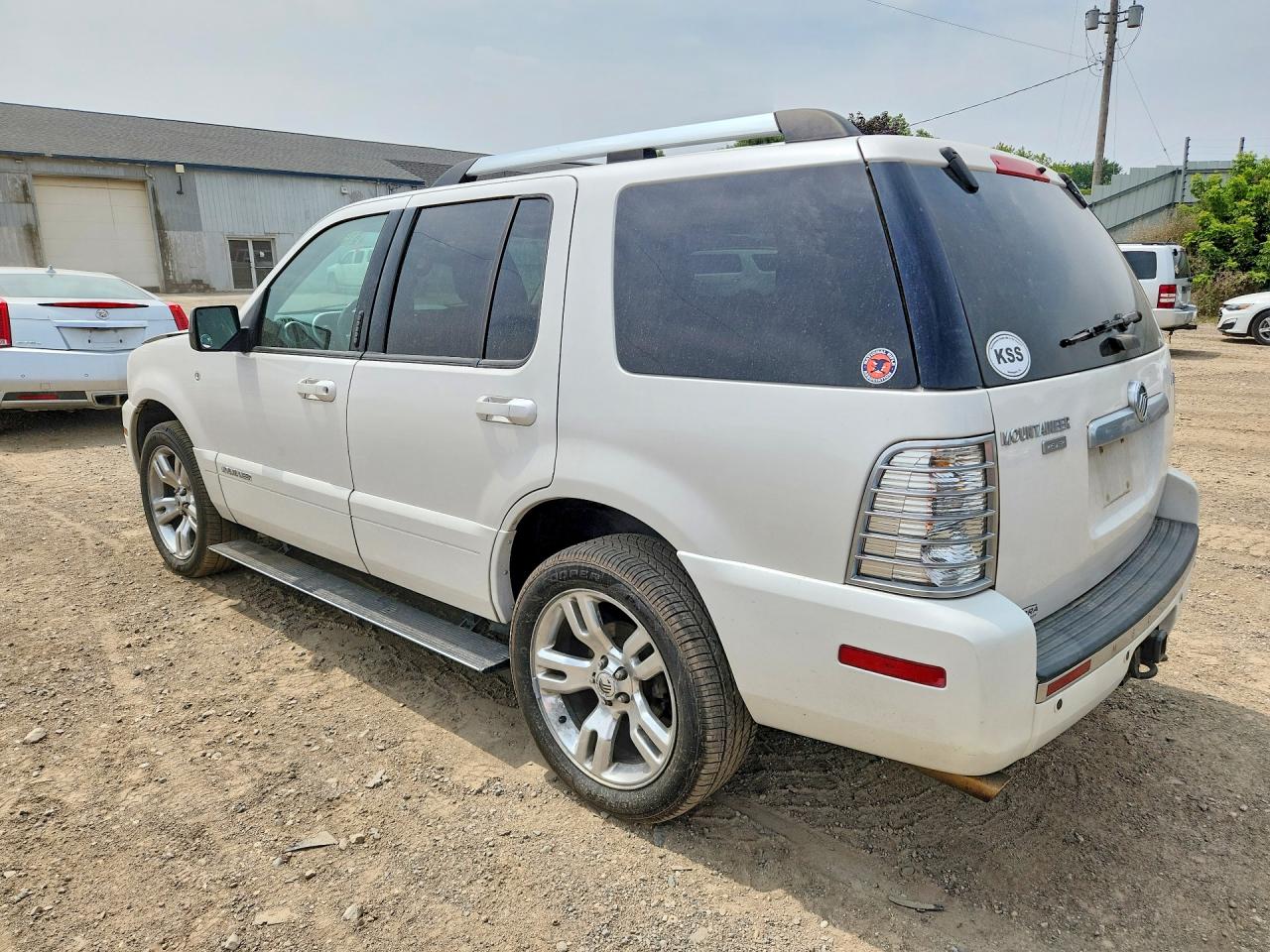 2010 Mercury Mountaineer Premier White vin: 4M2EN4J82AUJ07977