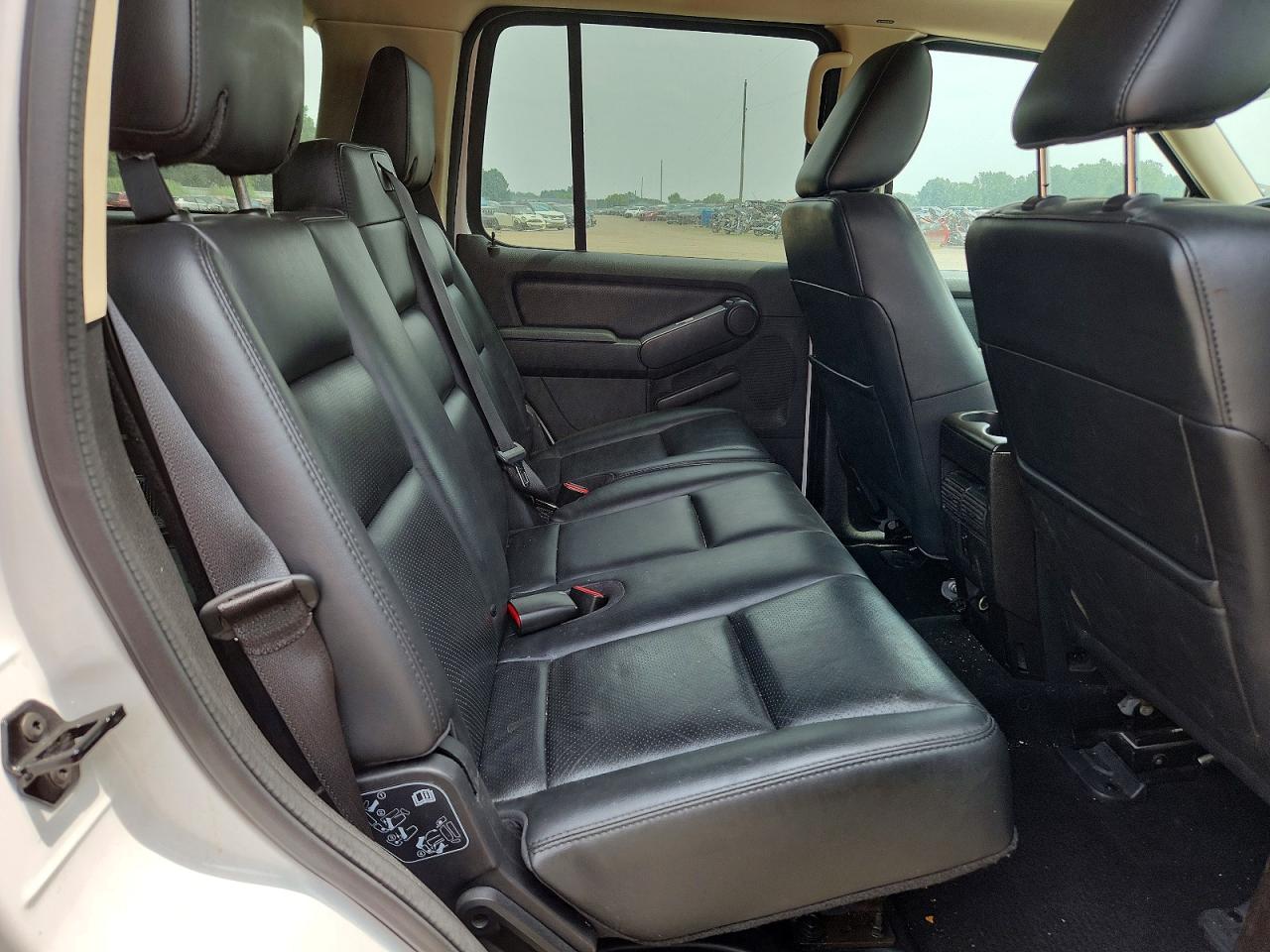 2010 Mercury Mountaineer Premier White vin: 4M2EN4J82AUJ07977