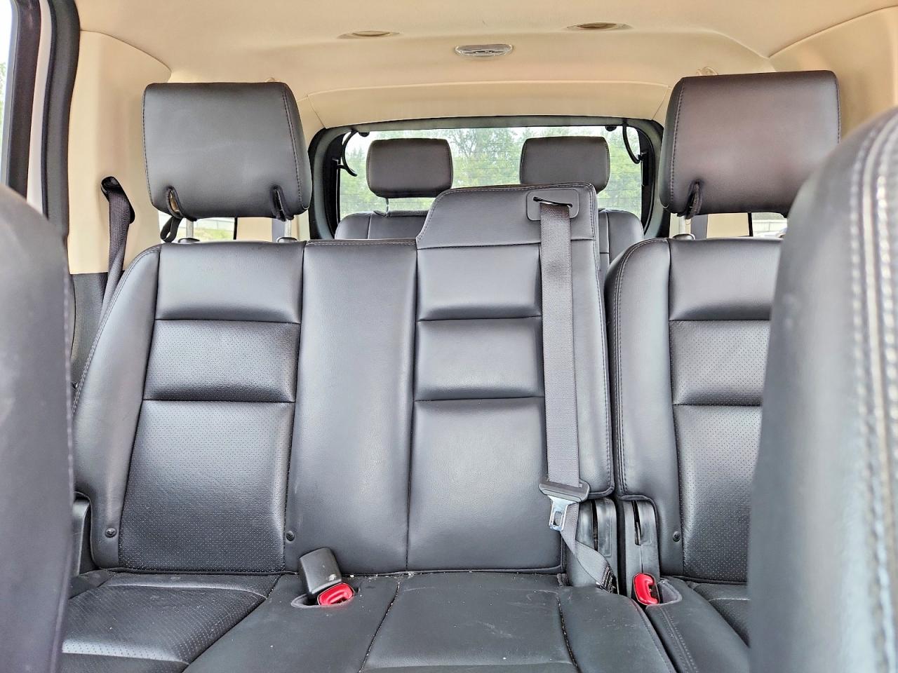 2010 Mercury Mountaineer Premier White vin: 4M2EN4J82AUJ07977