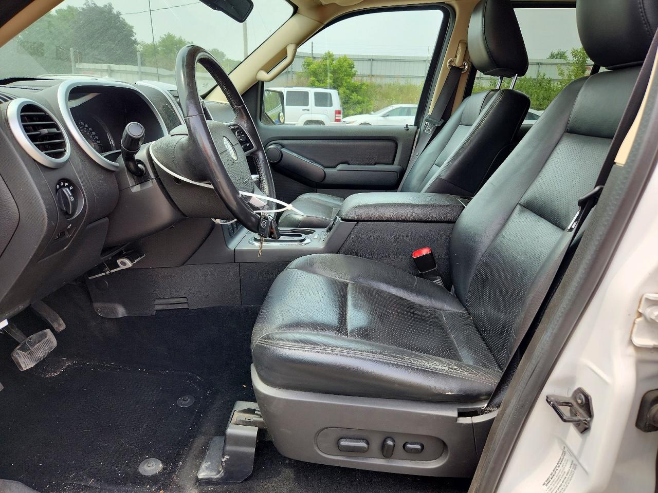 2010 Mercury Mountaineer Premier White vin: 4M2EN4J82AUJ07977