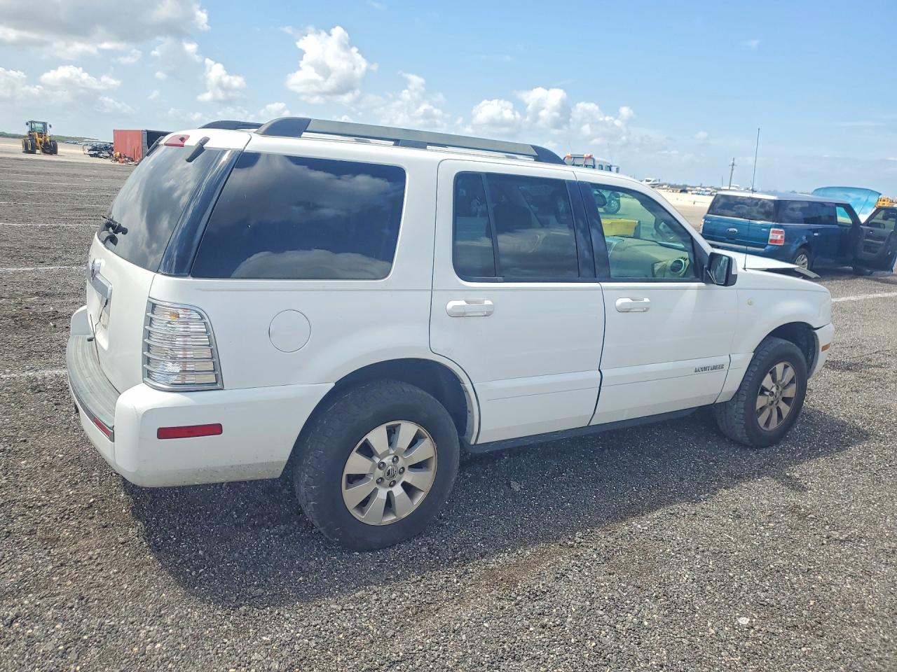 2007 Mercury Mountaineer Luxury White vin: 4M2EU37E17UJ00456