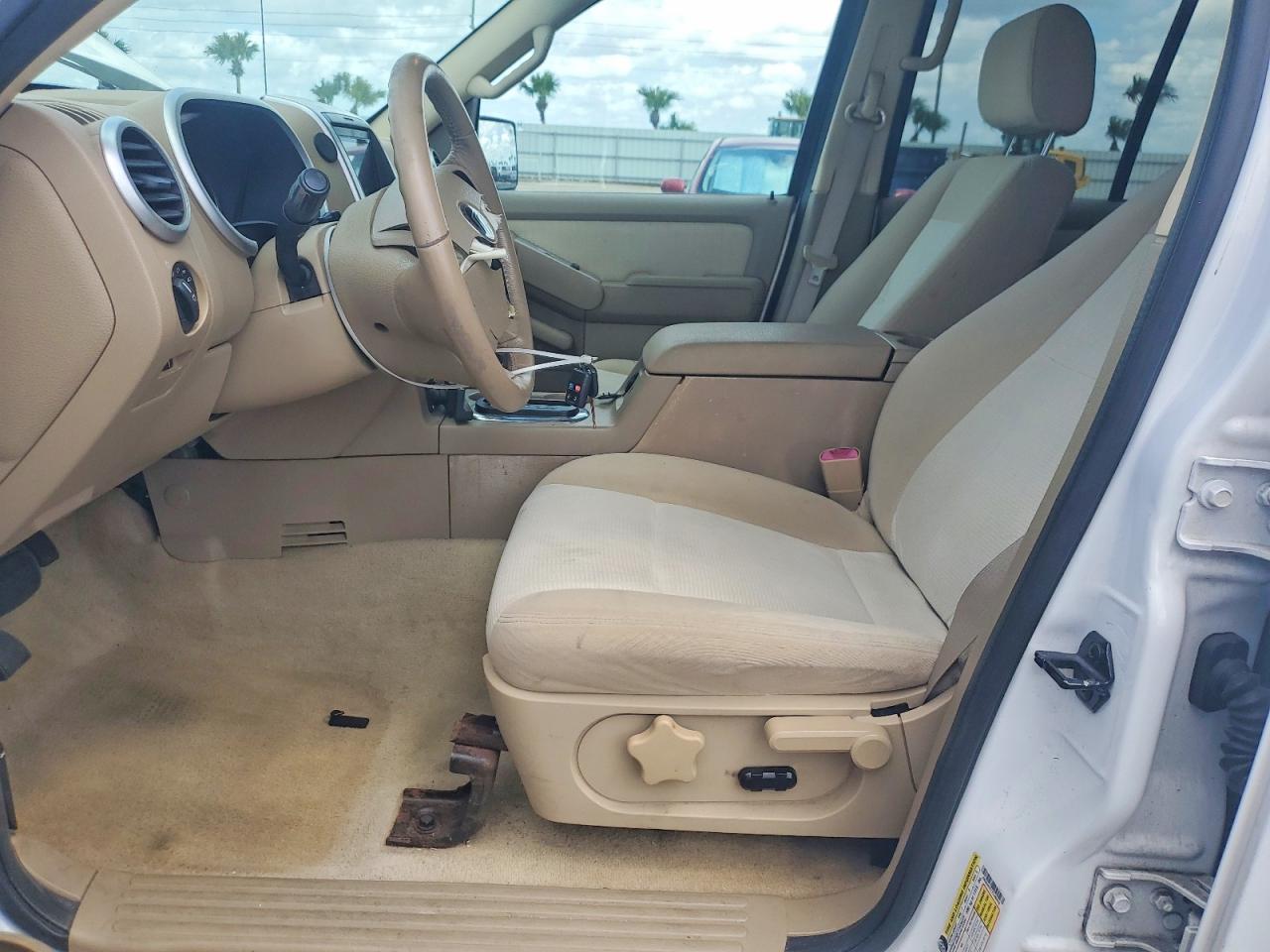 2007 Mercury Mountaineer Luxury White vin: 4M2EU37E17UJ00456