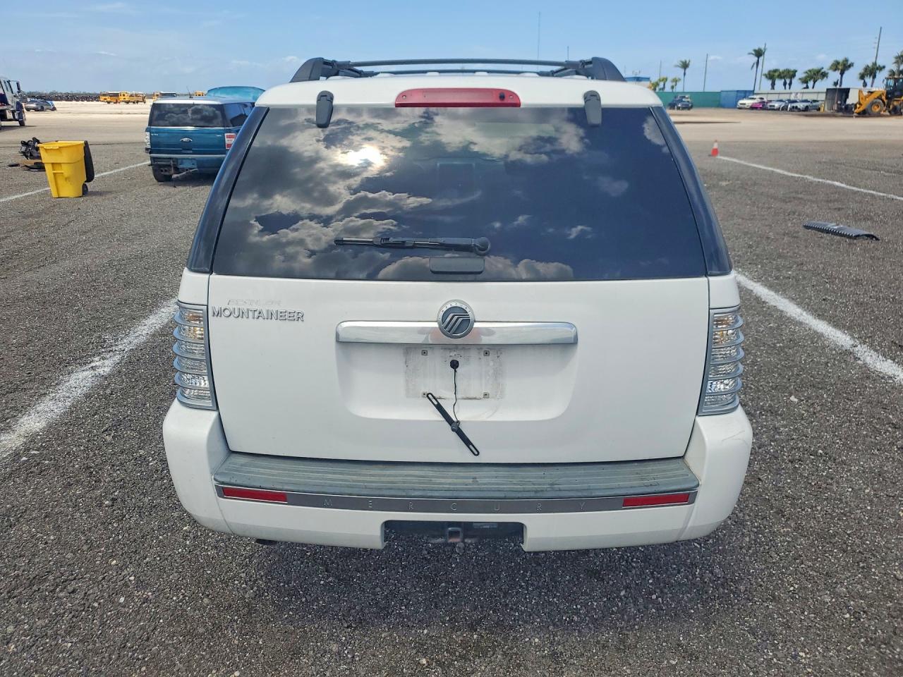 2007 Mercury Mountaineer Luxury White vin: 4M2EU37E17UJ00456