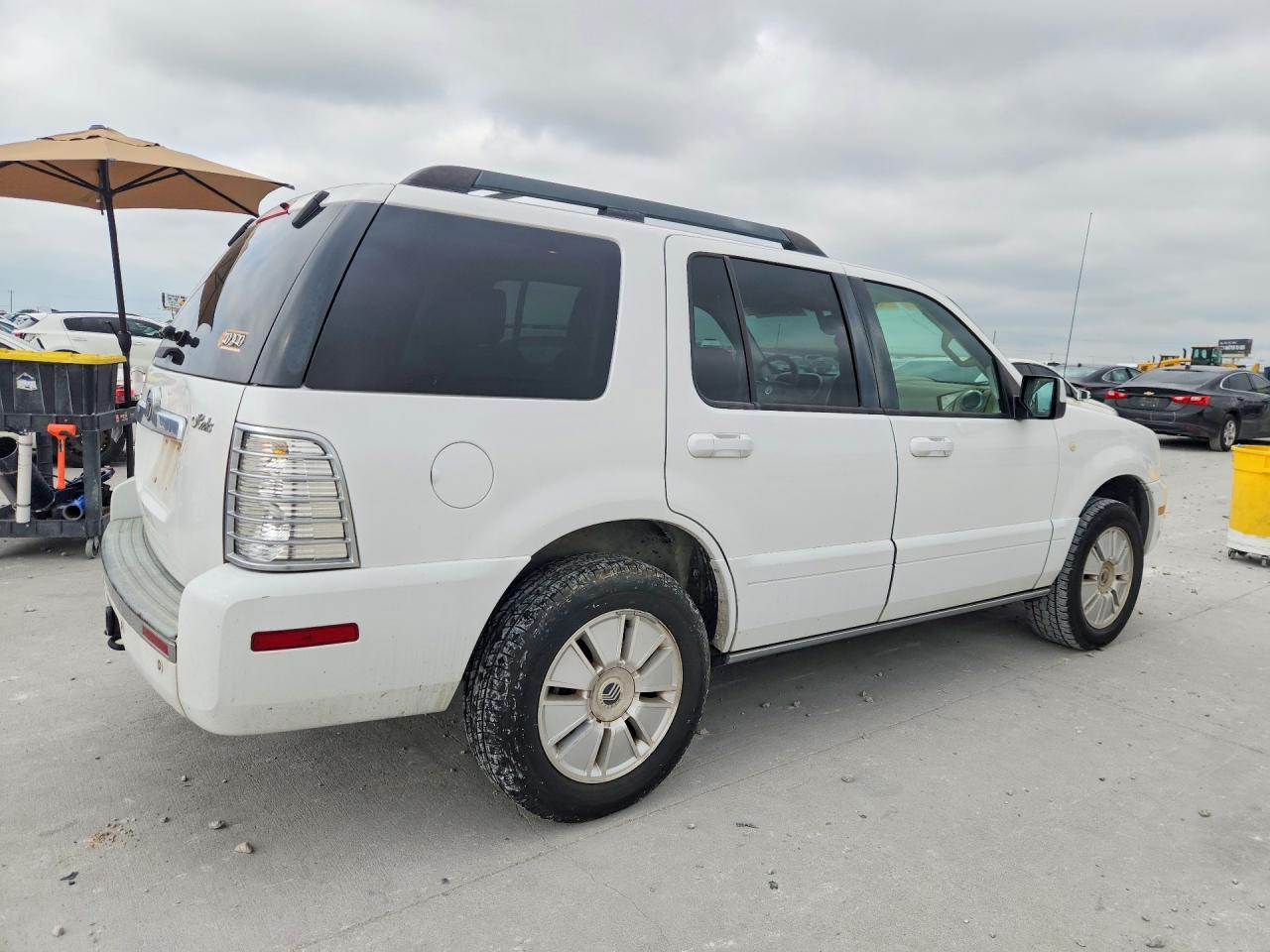 2006 Mercury Mountaineer Luxury White vin: 4M2EU37E46UJ07707