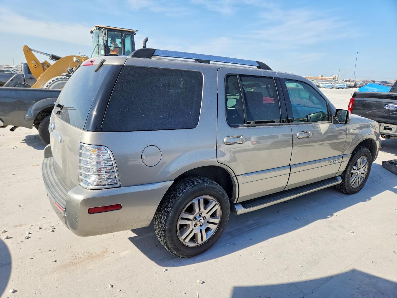 2008 Mercury Mountaineer Premier Серебряный vin: 4M2EU38E48UJ17378