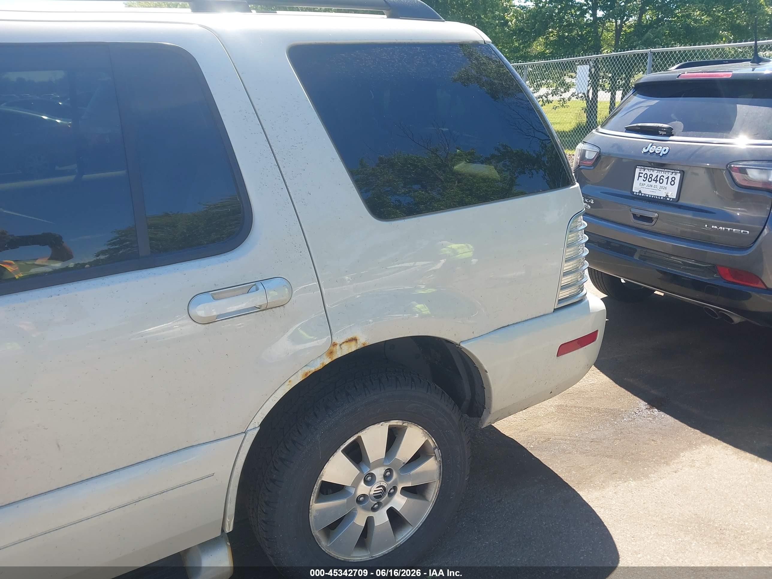 2006 Mercury Mountaineer Luxury Silver vin: 4M2EU47E46UJ13870