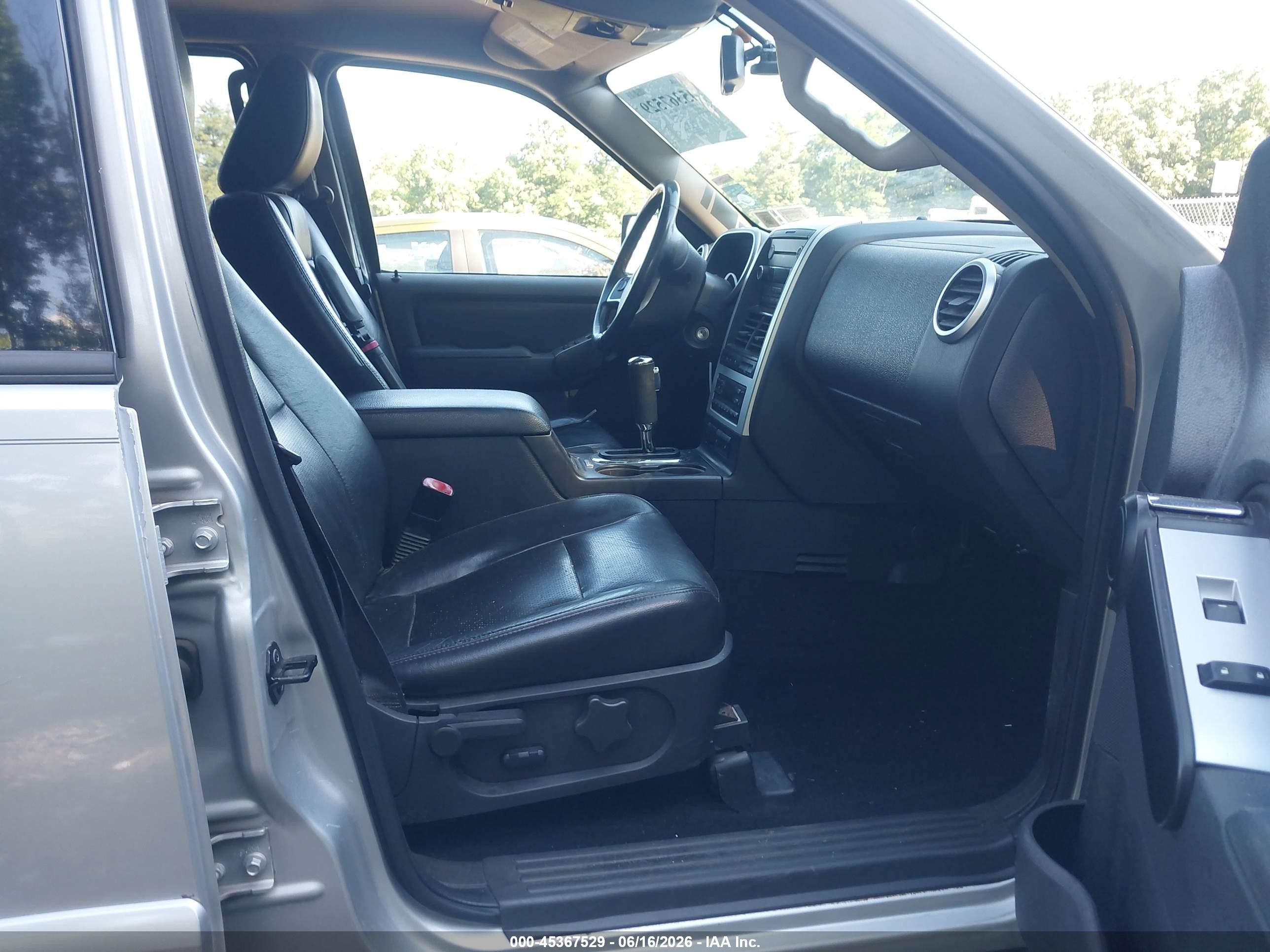2009 Mercury Mountaineer Premier Silver vin: 4M2EU48809UJ00420