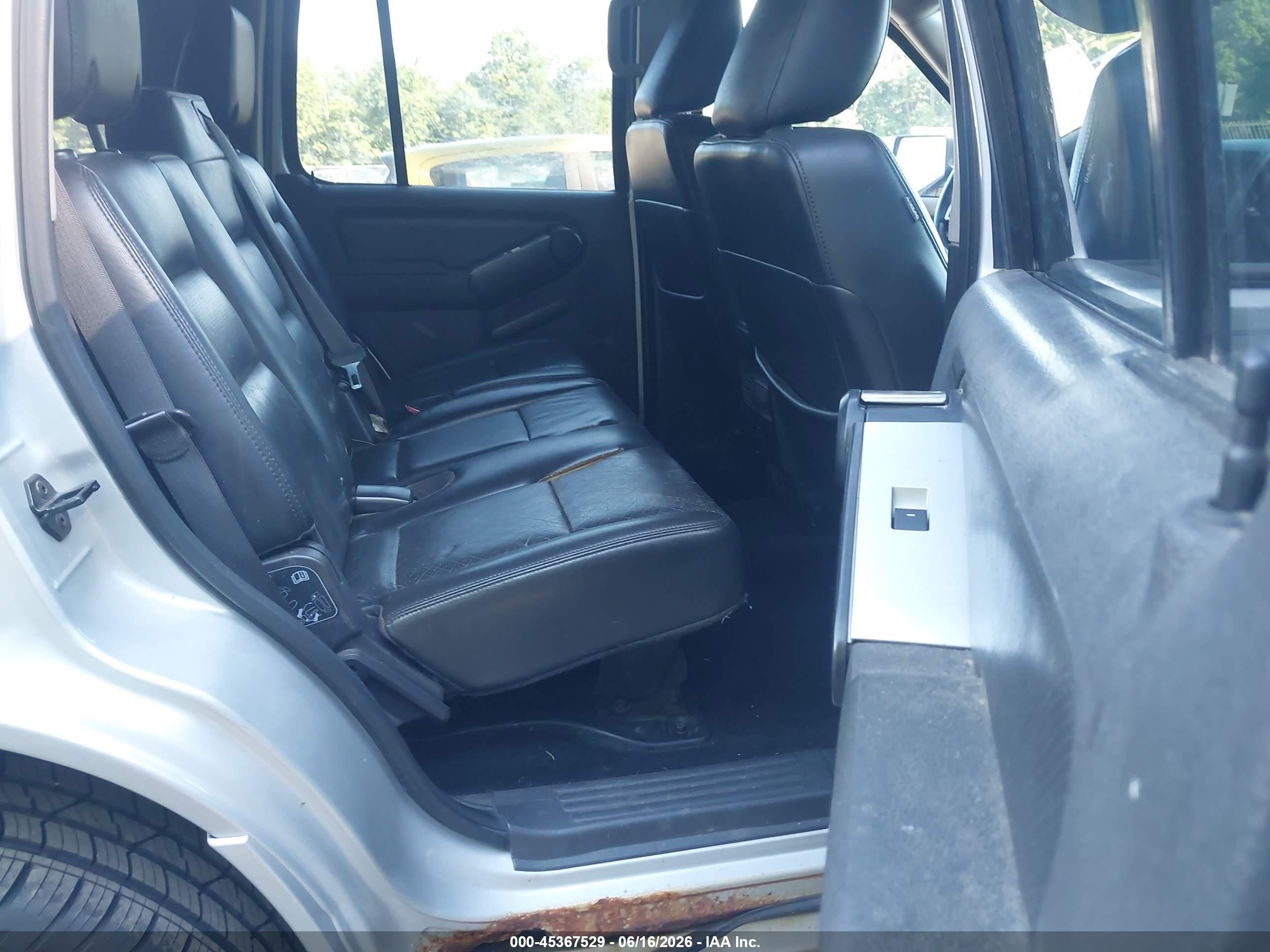 2009 Mercury Mountaineer Premier Silver vin: 4M2EU48809UJ00420