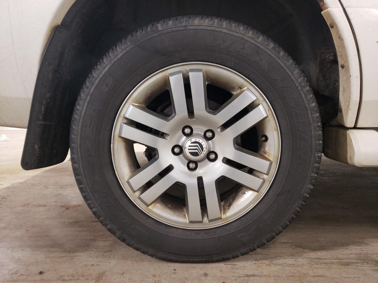 2009 Mercury Mountaineer Premier Кремовый vin: 4M2EU48869UJ00227 Damage: Right Rear Tire, Worn, Replacement Required