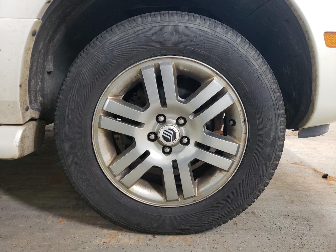 2009 Mercury Mountaineer Premier Кремовый vin: 4M2EU48869UJ00227 Damage: Right Front Tire, Worn, Replacement Required