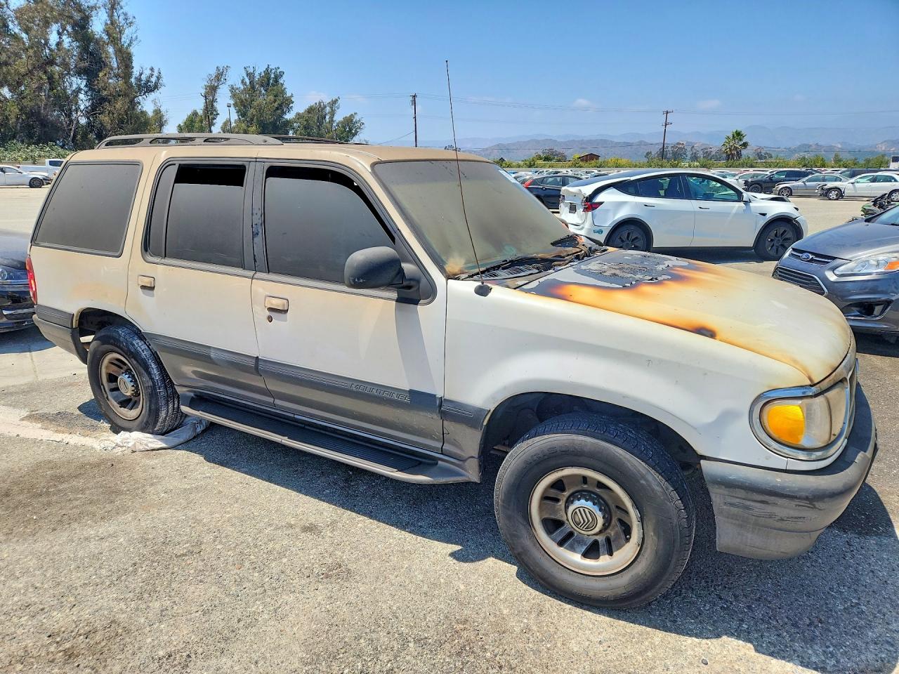 1999 Mercury Mountaineer White vin: 4M2ZU52E1XUJ31646