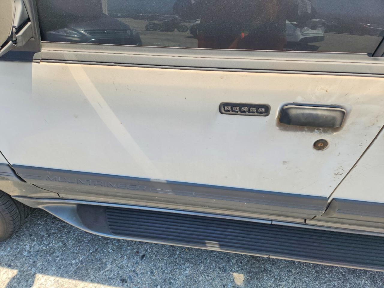 1999 Mercury Mountaineer White vin: 4M2ZU52E1XUJ31646
