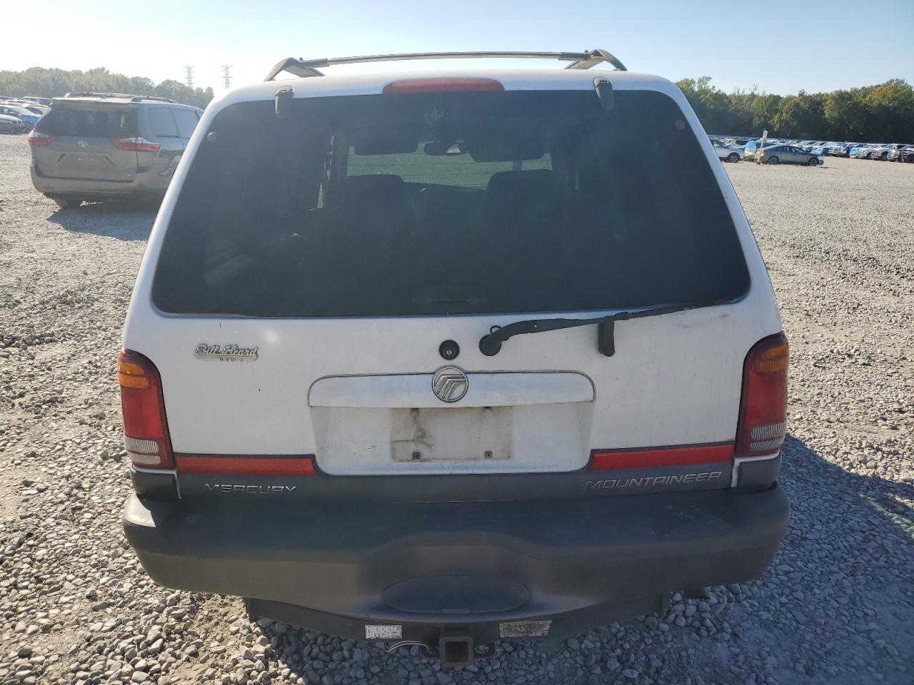 1999 Mercury Mountaineer White vin: 4M2ZU55P8XUJ39871