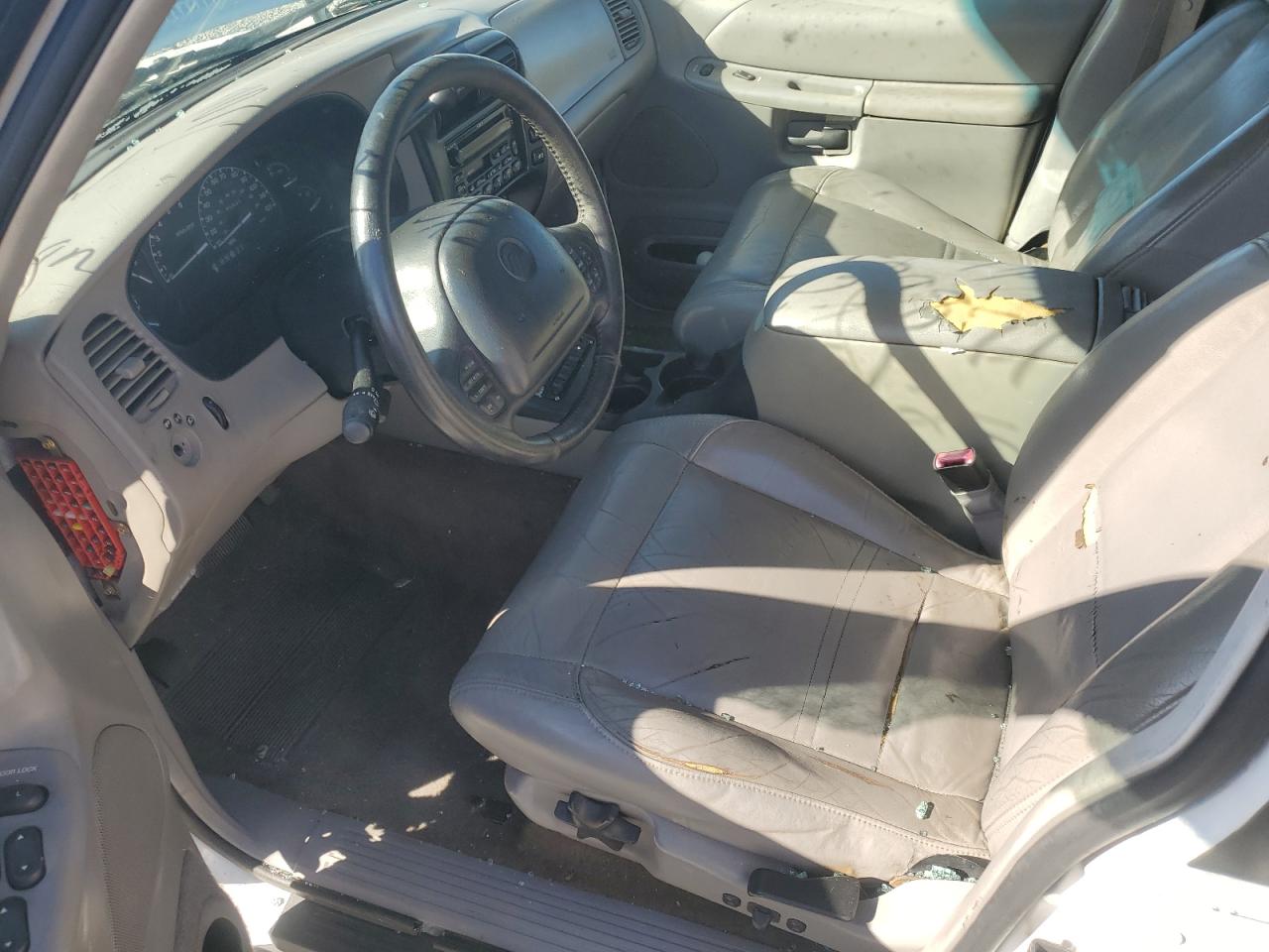 1999 Mercury Mountaineer White vin: 4M2ZU55P8XUJ39871
