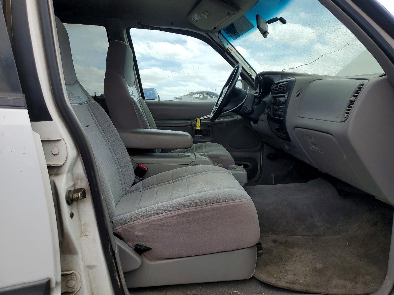 2000 Mercury Mountaineer White vin: 4M2ZU66E2YUJ28501