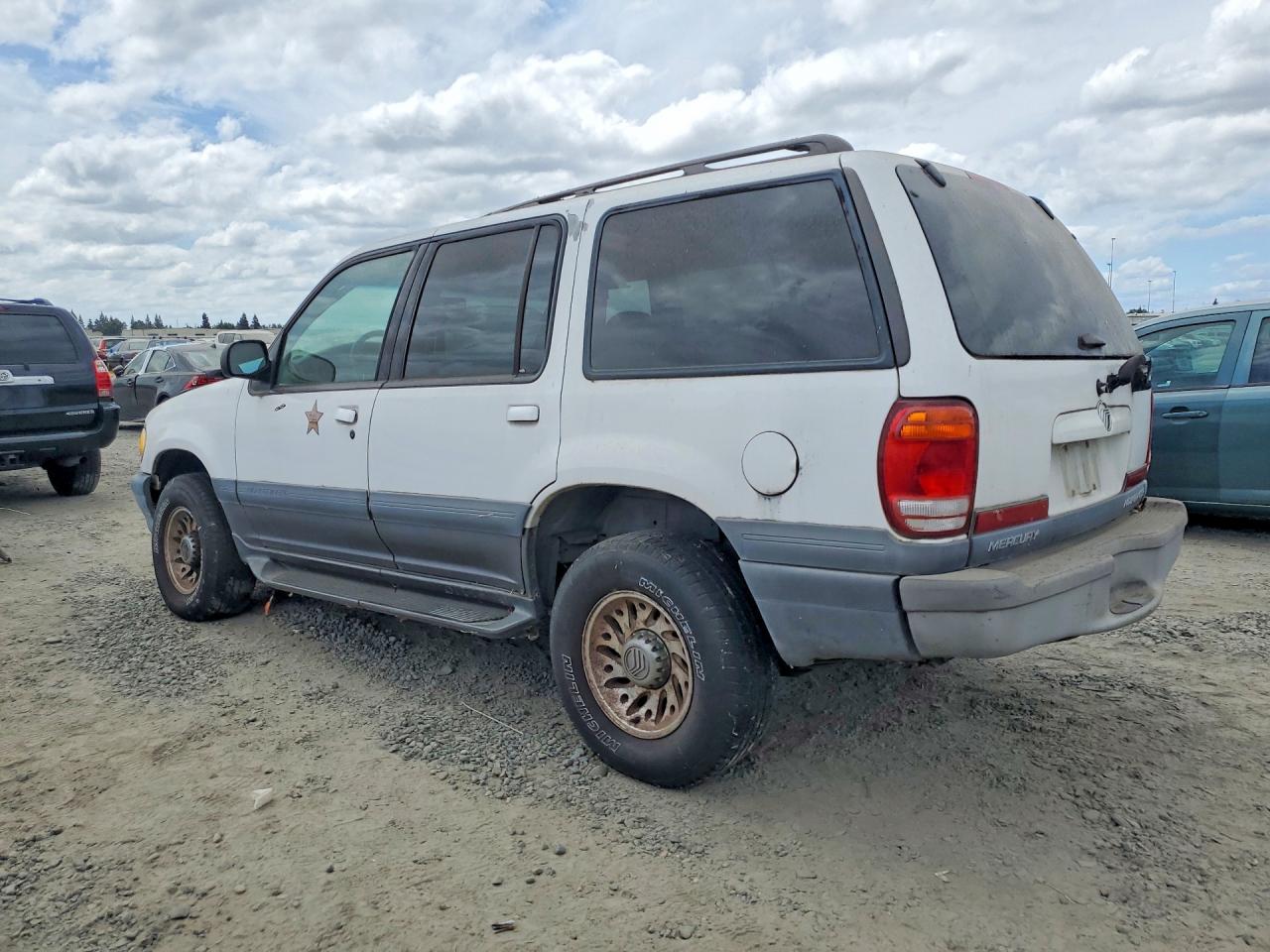 2000 Mercury Mountaineer White vin: 4M2ZU66E2YUJ28501