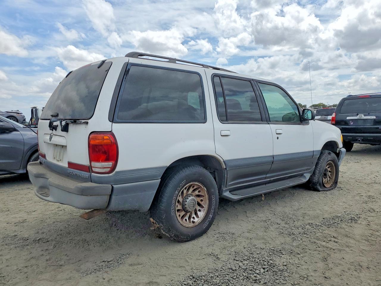 2000 Mercury Mountaineer White vin: 4M2ZU66E2YUJ28501