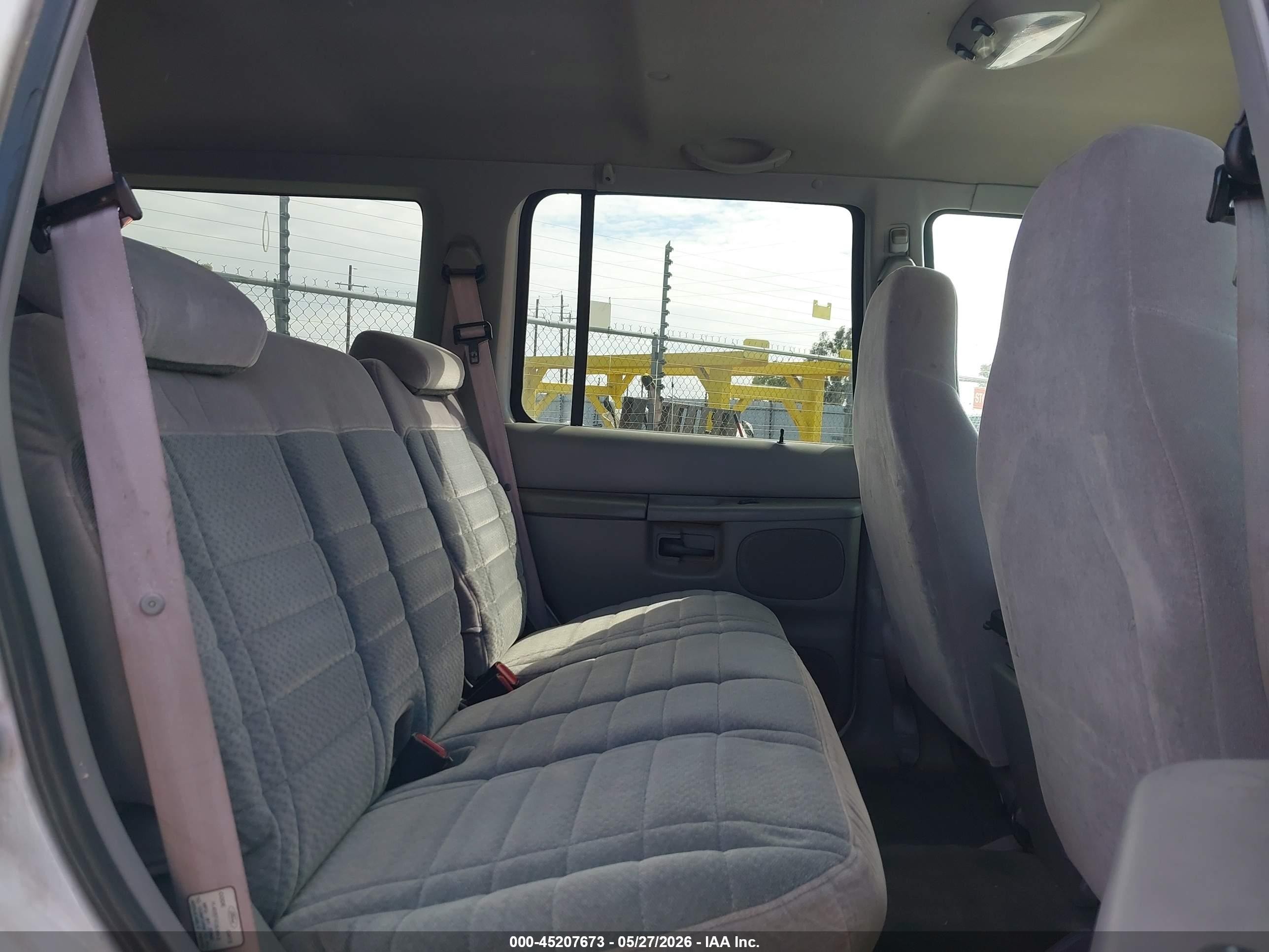 2000 Mercury Mountaineer   White vin: 4M2ZU66E3YUJ14509