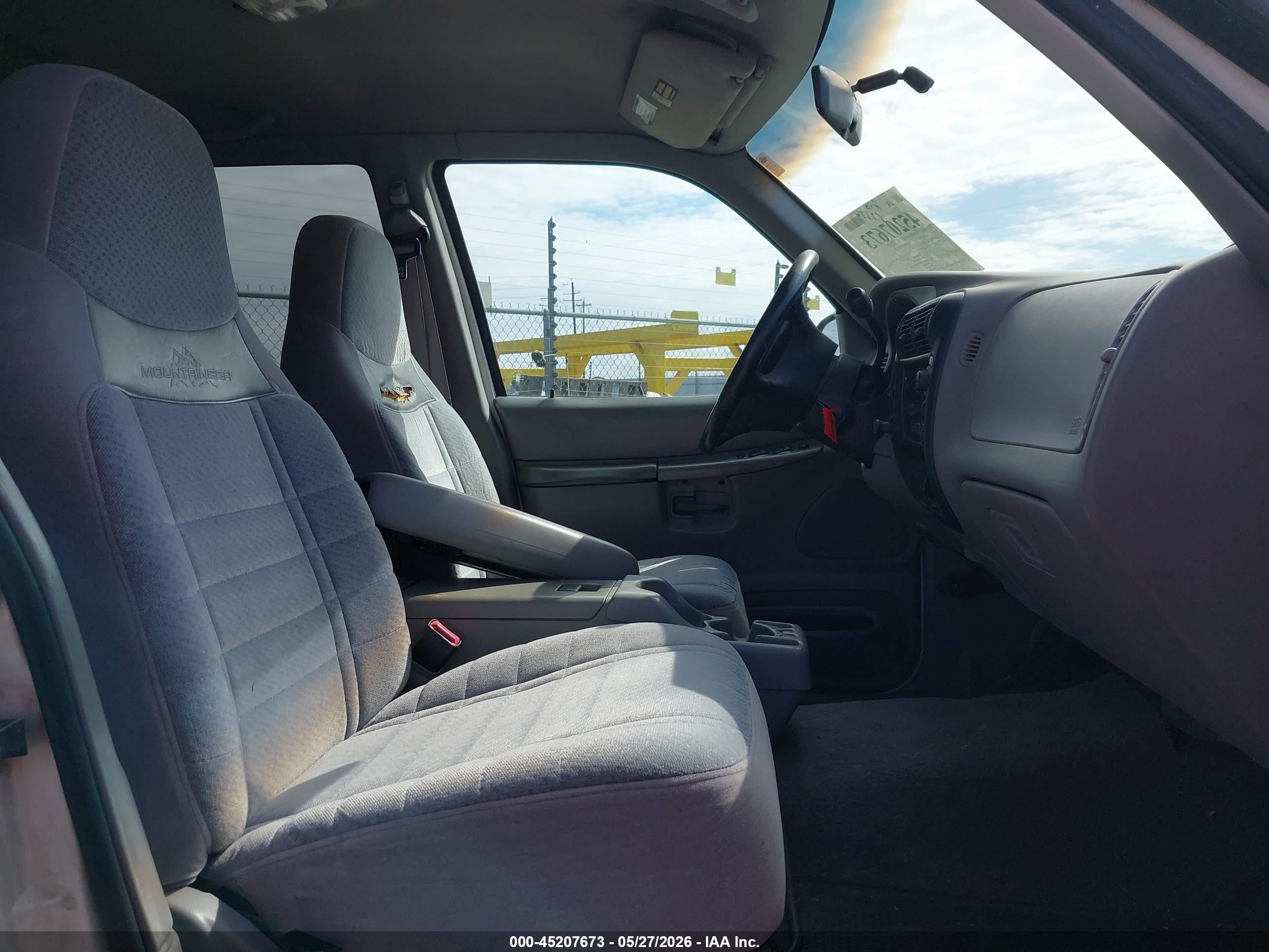 2000 Mercury Mountaineer   White vin: 4M2ZU66E3YUJ14509