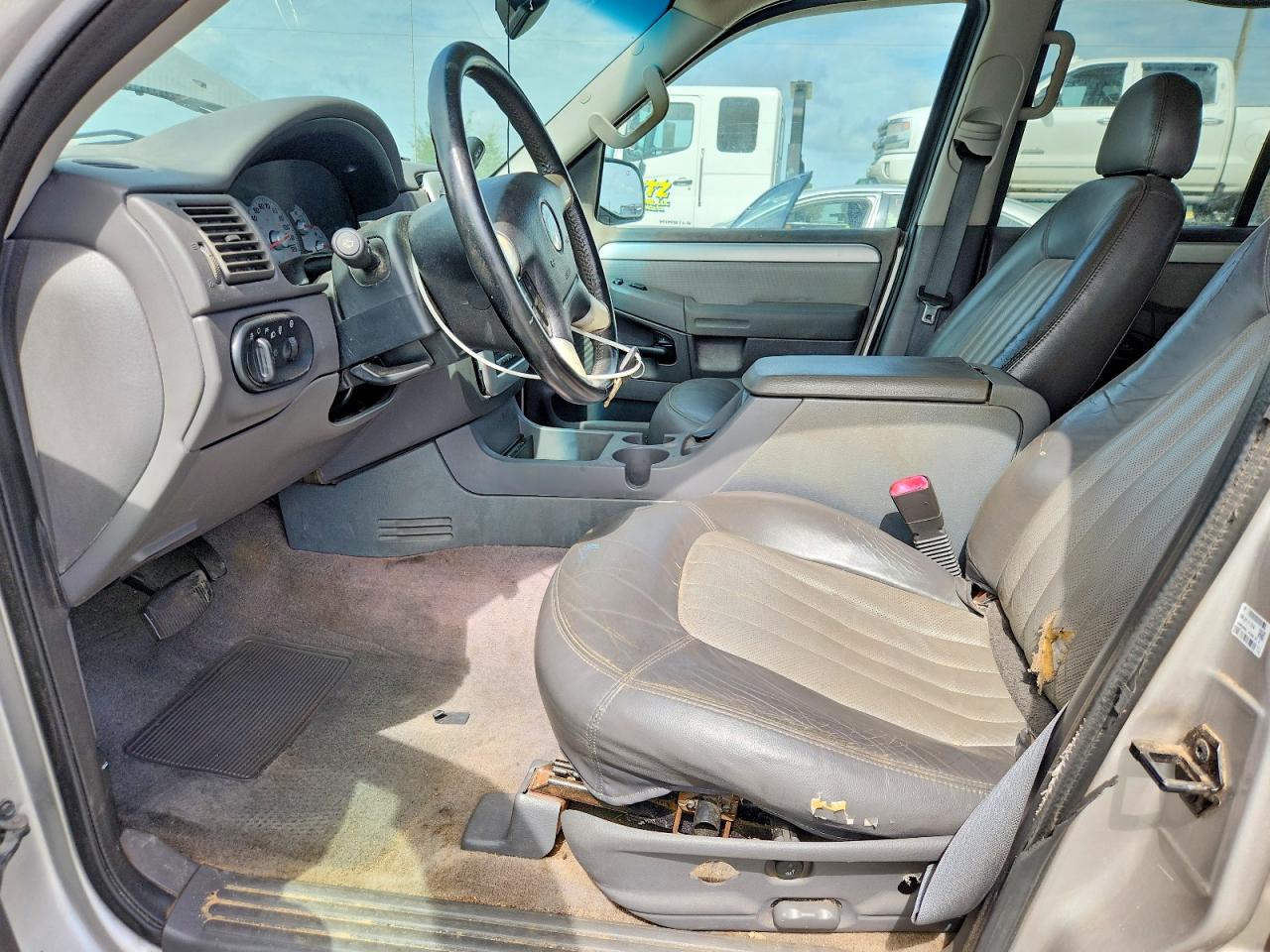 2002 Mercury Mountaineer Silver vin: 4M2ZU66K32UJ37012