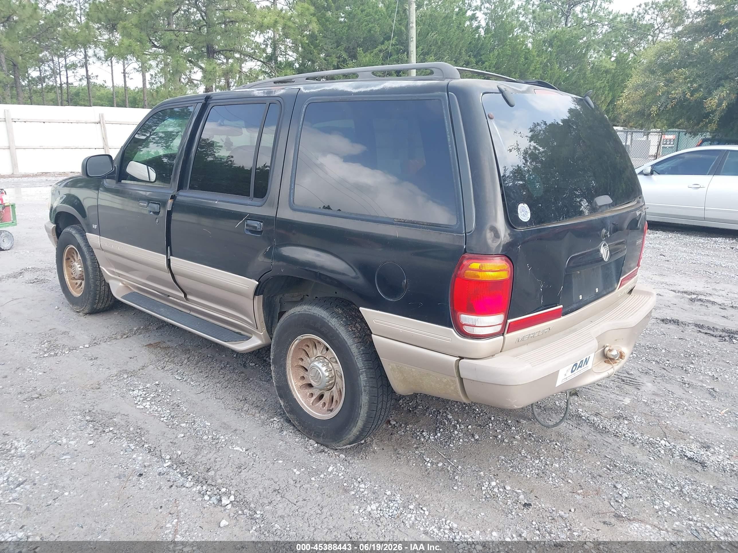 2000 Mercury Mountaineer   Black vin: 4M2ZU66P1YUJ30869