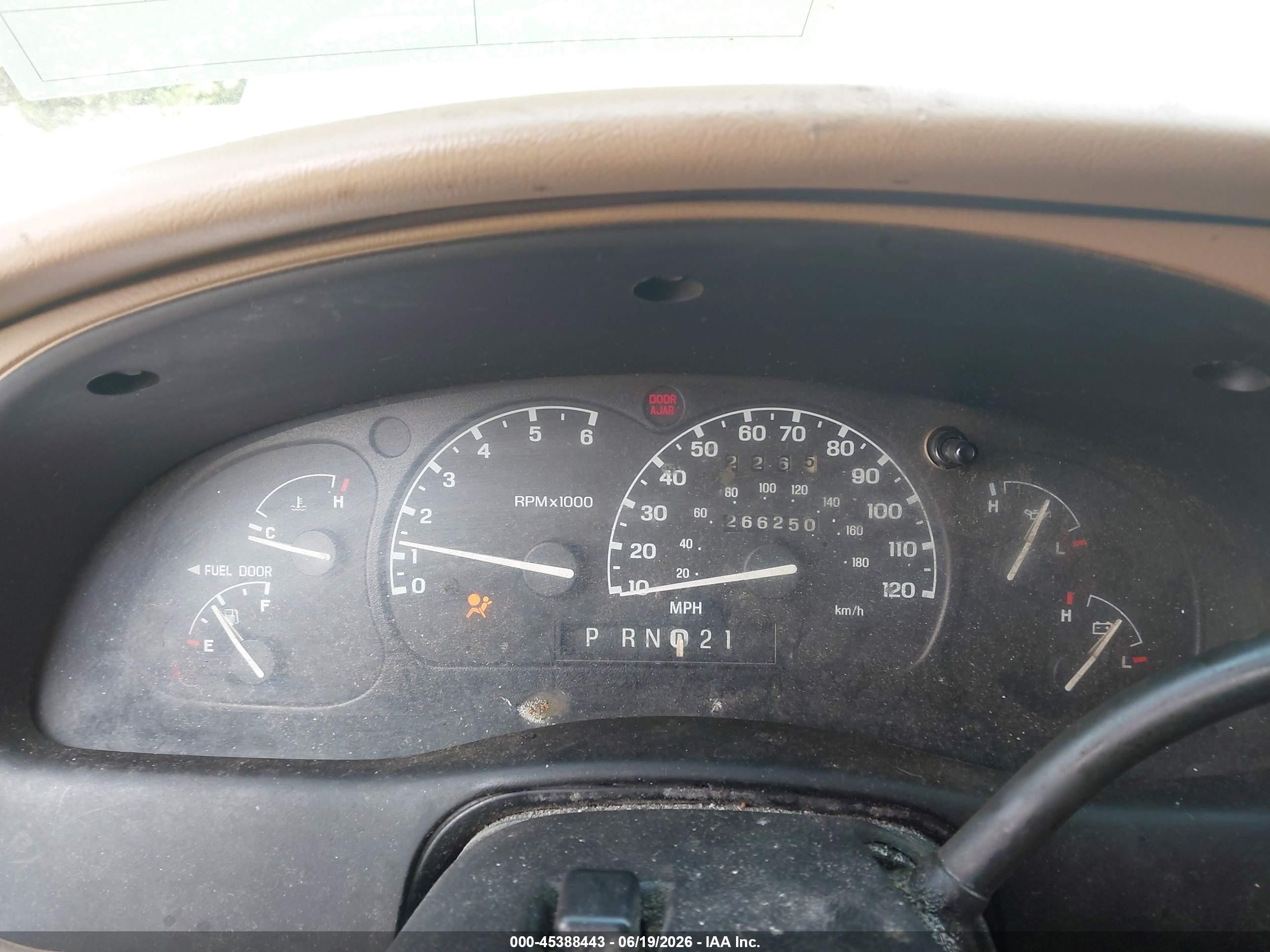 2000 Mercury Mountaineer   Black vin: 4M2ZU66P1YUJ30869