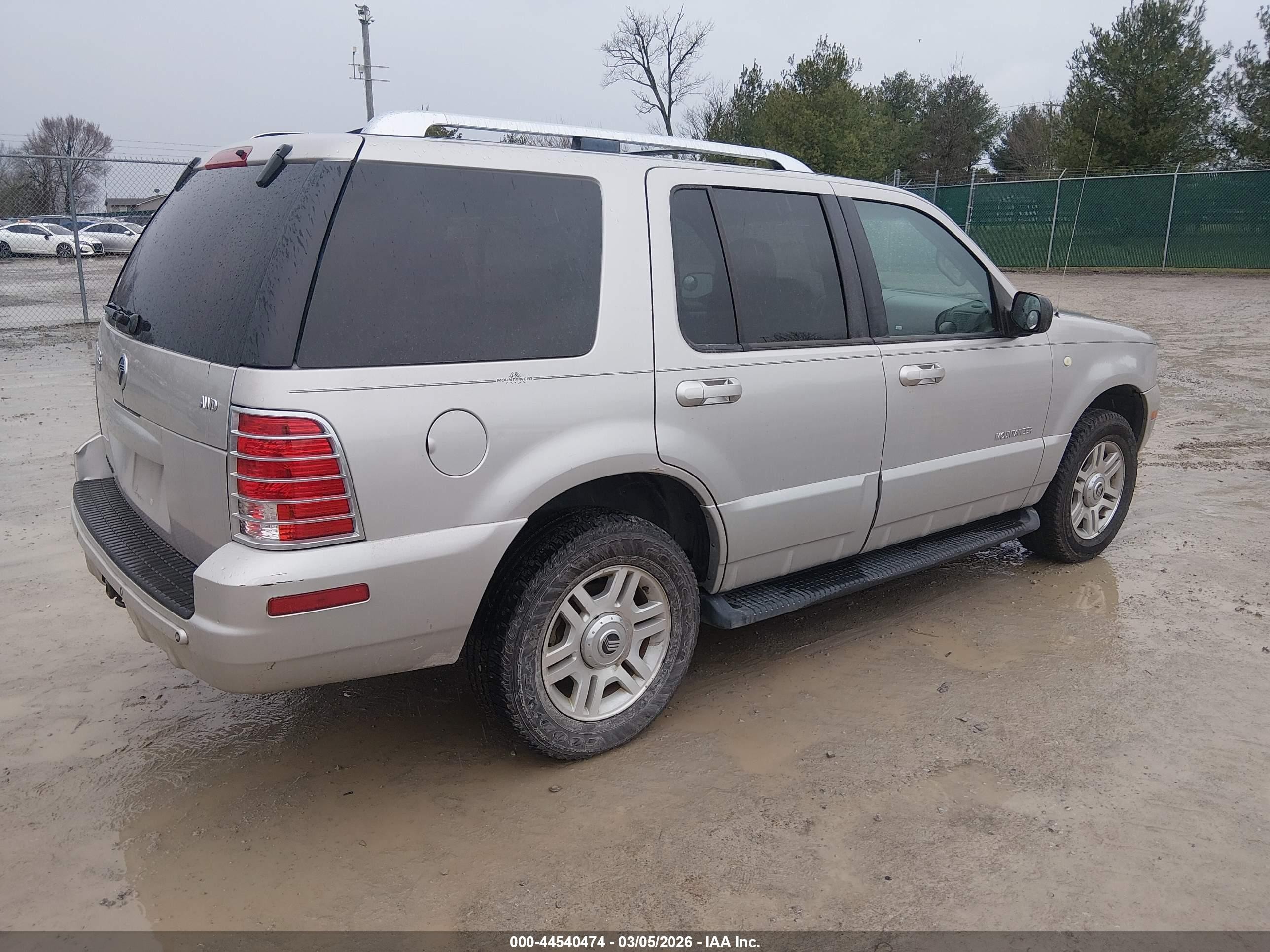 2002 Mercury Mountaineer   Silver vin: 4M2ZU86E02ZJ35713